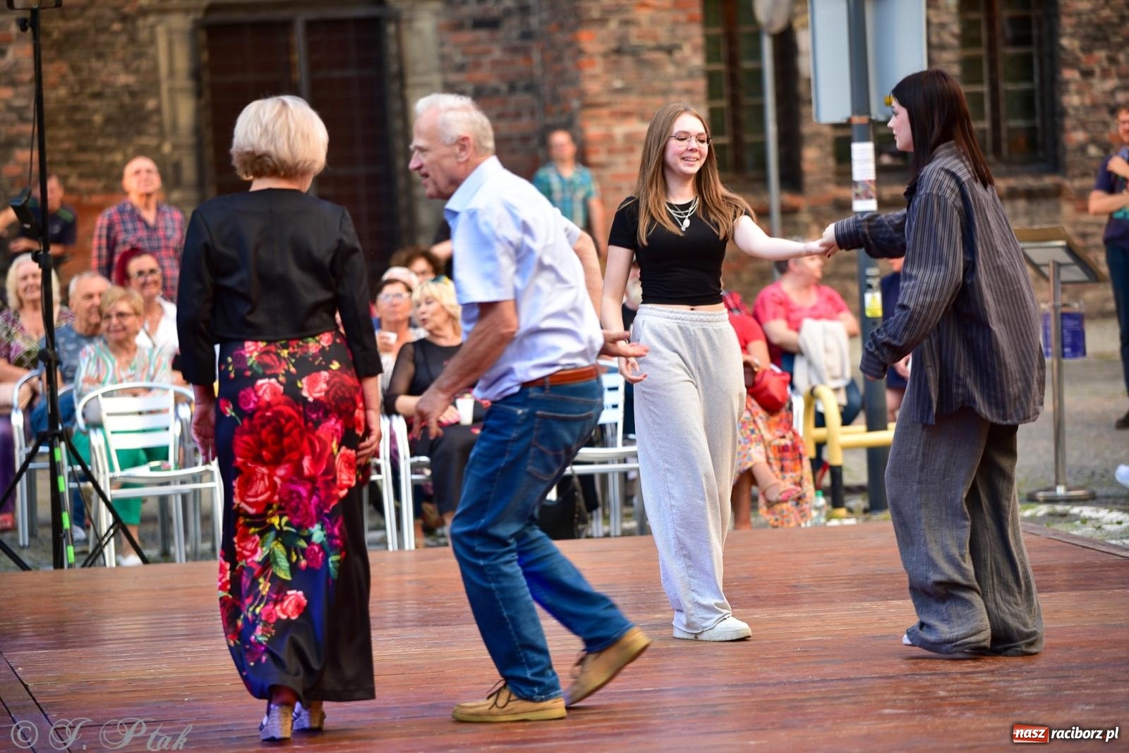 Zdjęcie w galerii na portalu naszraciborz.pl: Diexieland Street Band i W Sam Raz na bis. Muzycznie i kolorowo na ulicach Raciborza wiadomości z regionu