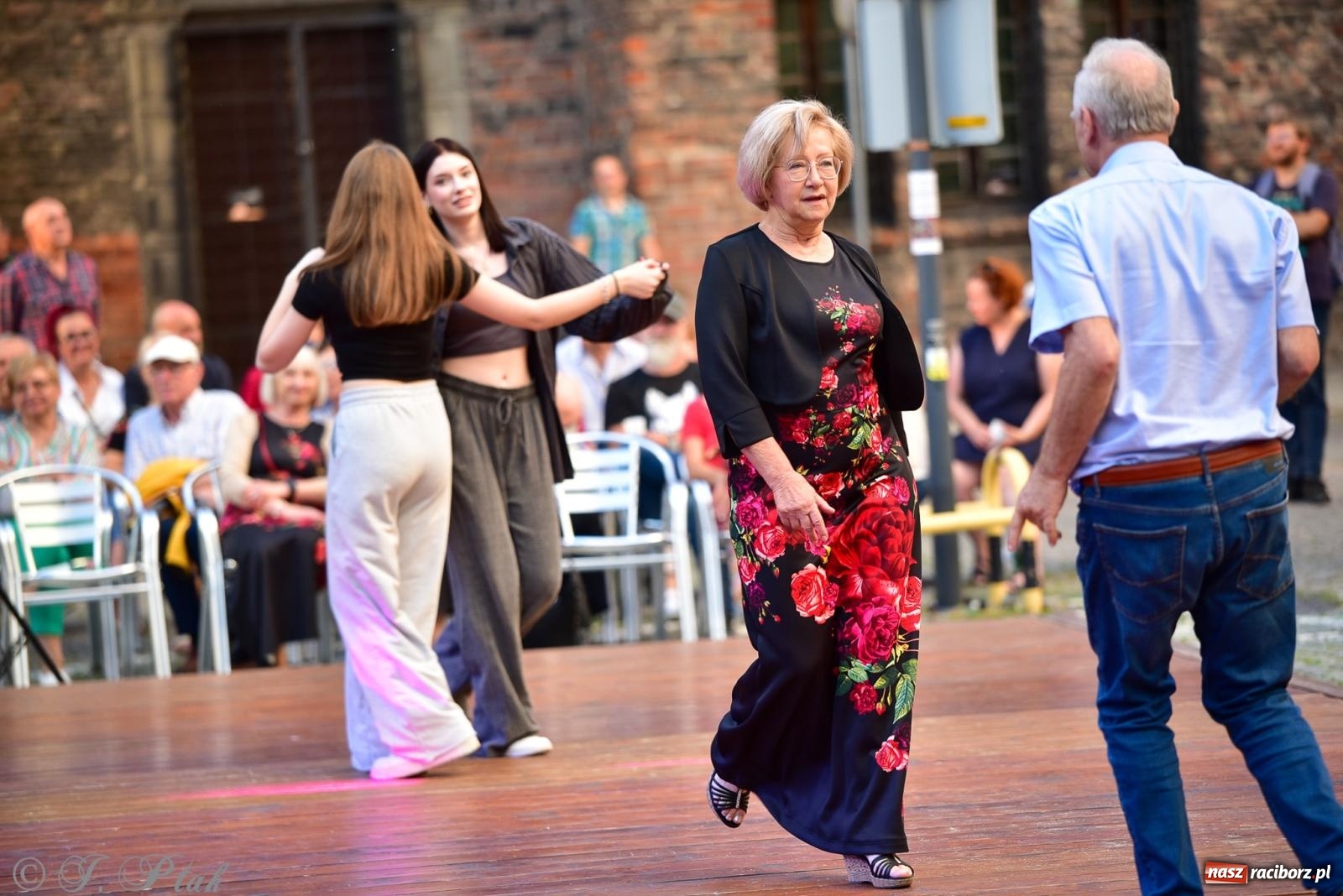 Zdjęcie w galerii na portalu naszraciborz.pl: Diexieland Street Band i W Sam Raz na bis. Muzycznie i kolorowo na ulicach Raciborza wiadomości z regionu