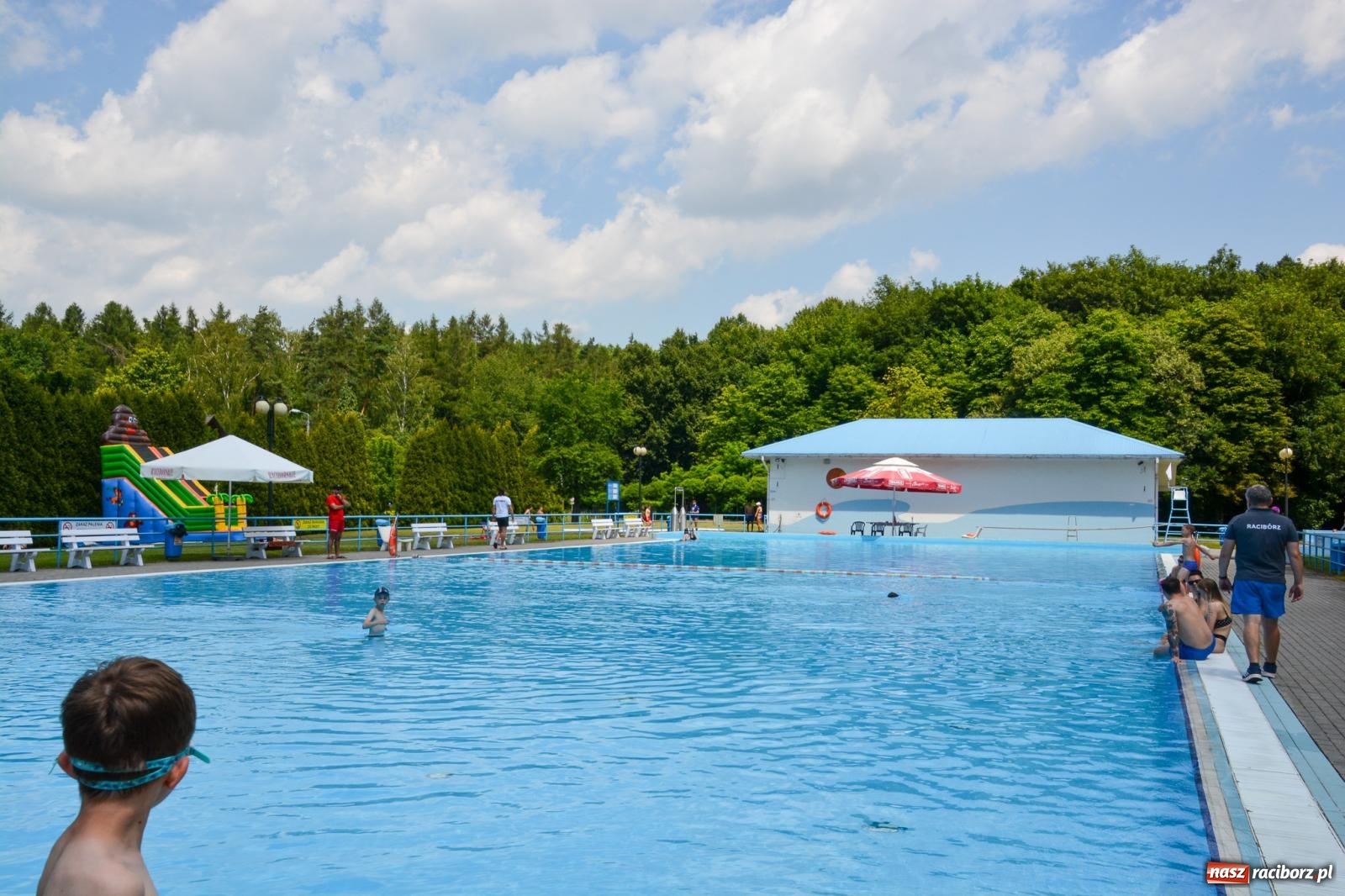Zdjęcie w galerii na portalu naszraciborz.pl: Basen pod Oborą już czynny. Spora frekwencja na otwarciu wiadomości z regionu