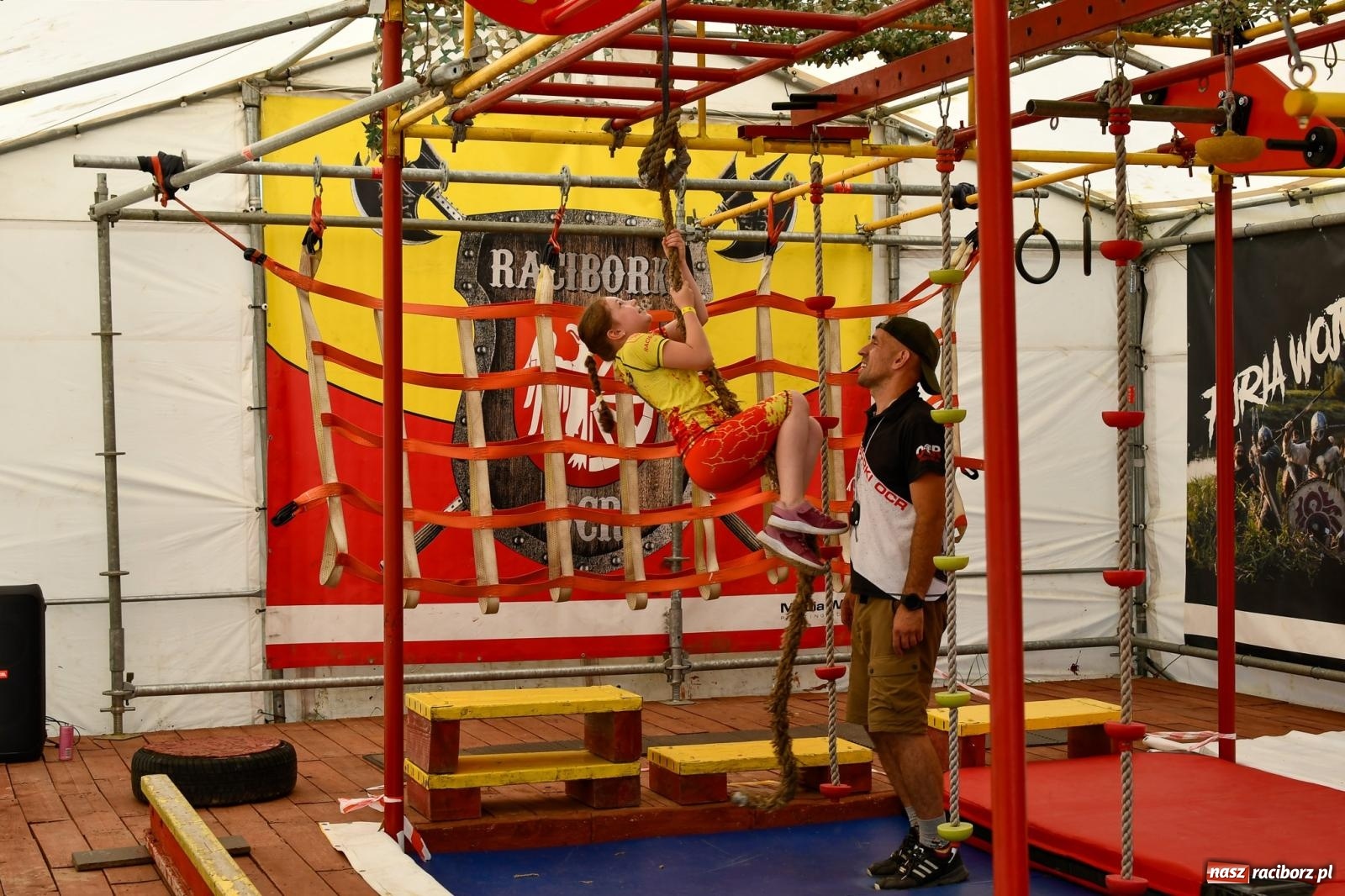 Zdjęcie w galerii na portalu naszraciborz.pl: Ninja Monkey. Z tym torem musieli sobie poradzić startujący w zawodach w Raciborzu wiadomości z regionu