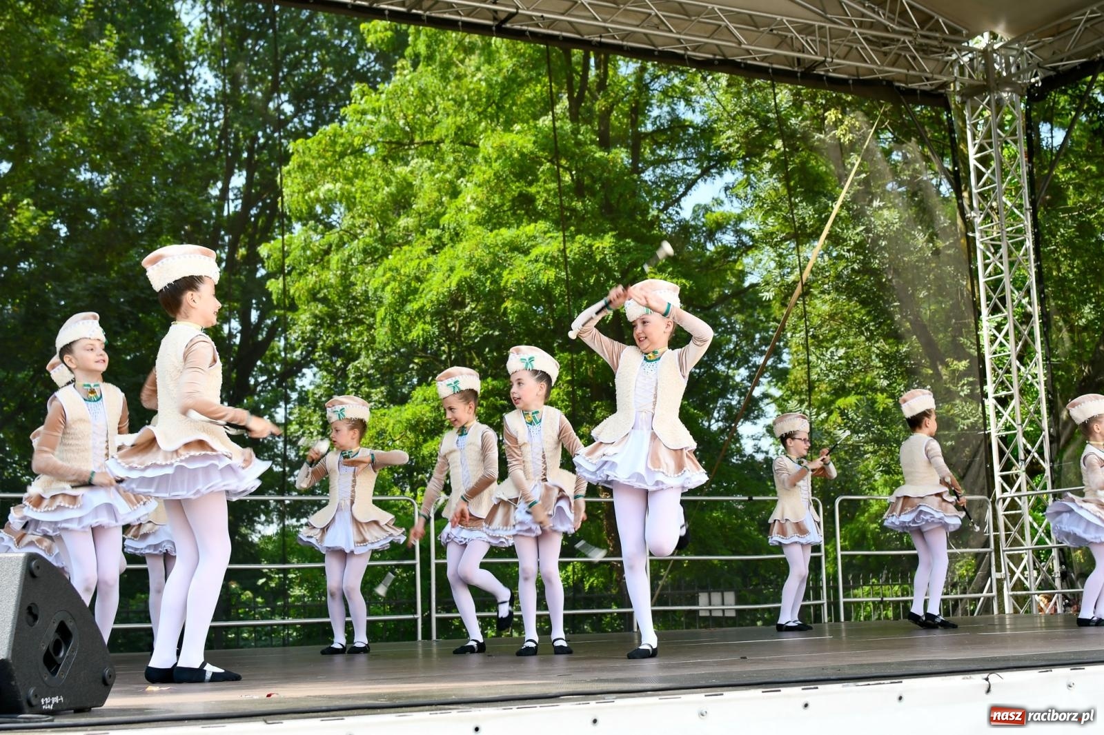Zdjęcie w galerii na portalu naszraciborz.pl: IV raciborski Mażoretkowy Zawrót Głowy [FOTO i WIDEO] wiadomości z regionu