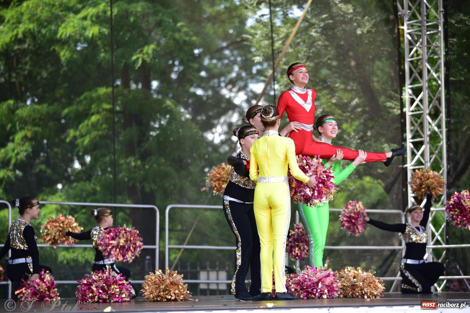 Zdjęcie w galerii na portalu naszraciborz.pl: IV raciborski Mażoretkowy Zawrót Głowy [FOTO i WIDEO] wiadomości z regionu