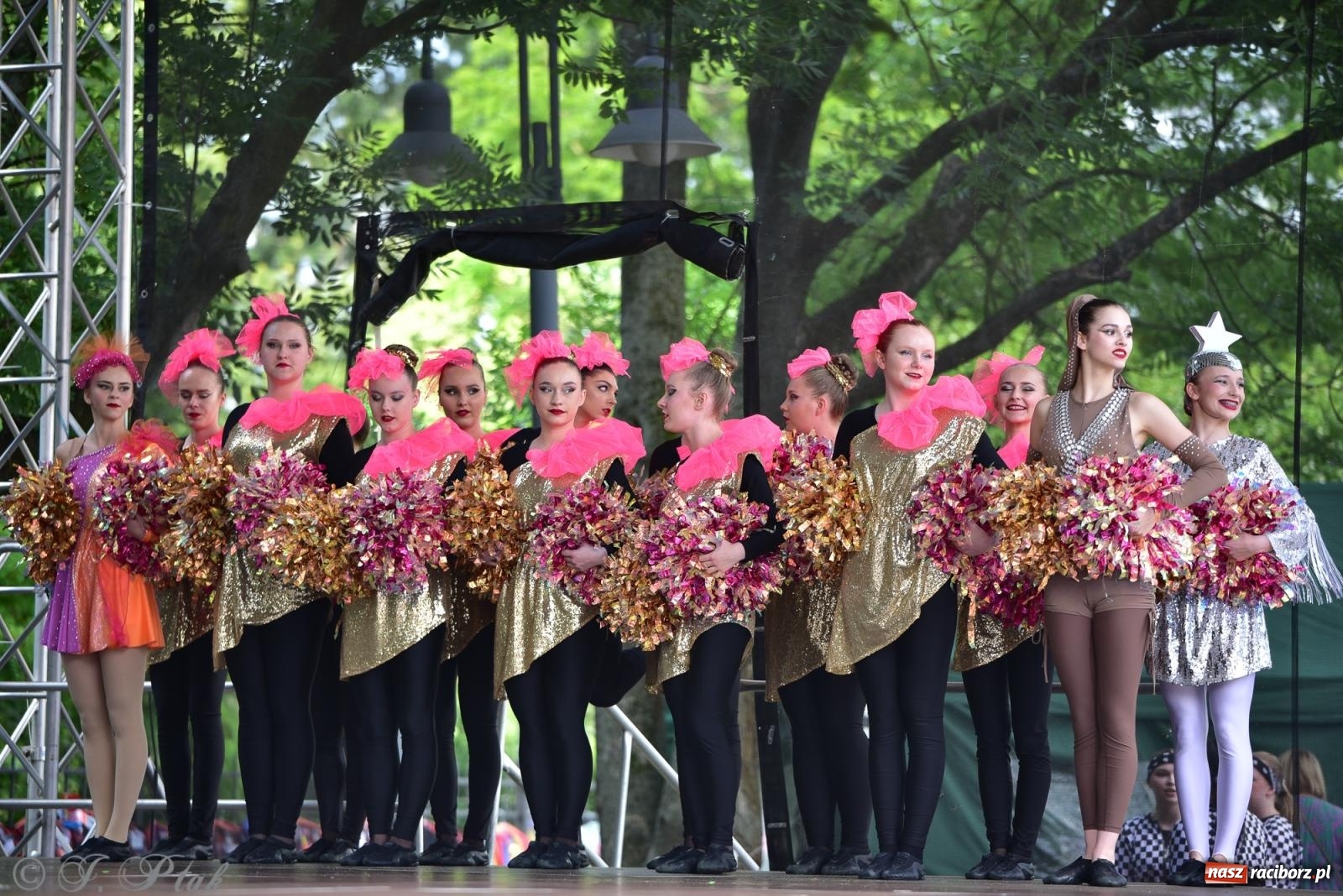 Zdjęcie w galerii na portalu naszraciborz.pl: IV raciborski Mażoretkowy Zawrót Głowy [FOTO i WIDEO] wiadomości z regionu