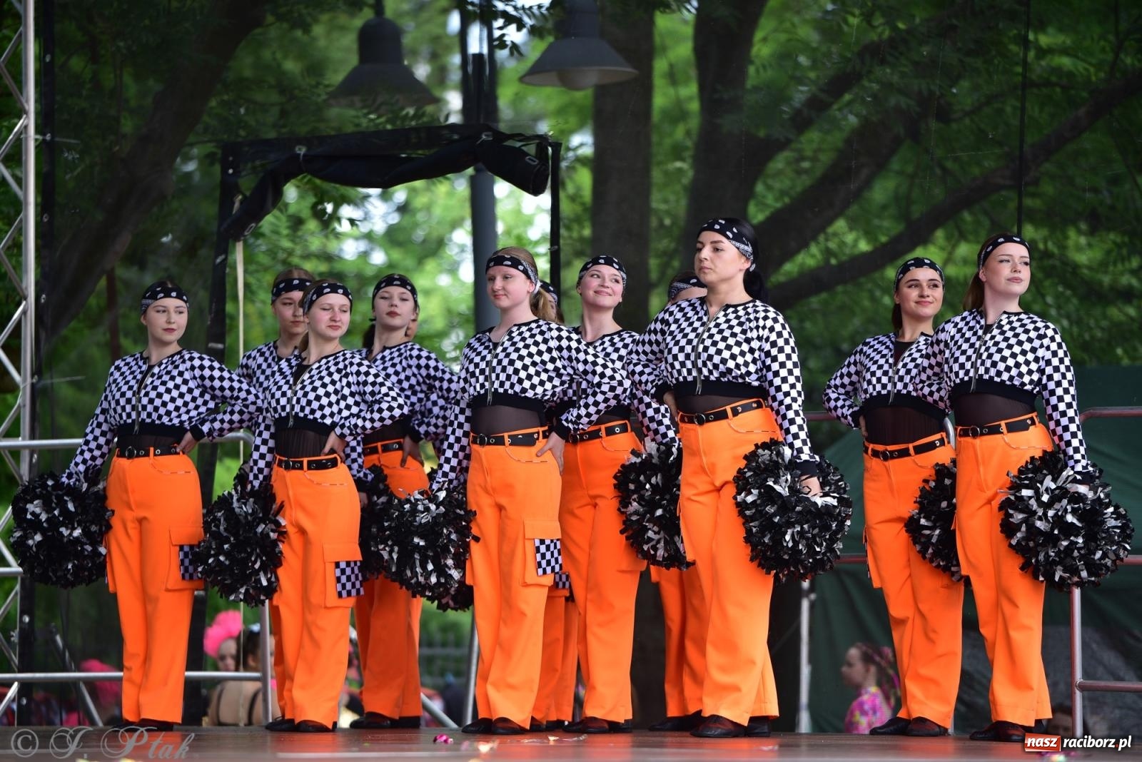 Zdjęcie w galerii na portalu naszraciborz.pl: IV raciborski Mażoretkowy Zawrót Głowy [FOTO i WIDEO] wiadomości z regionu