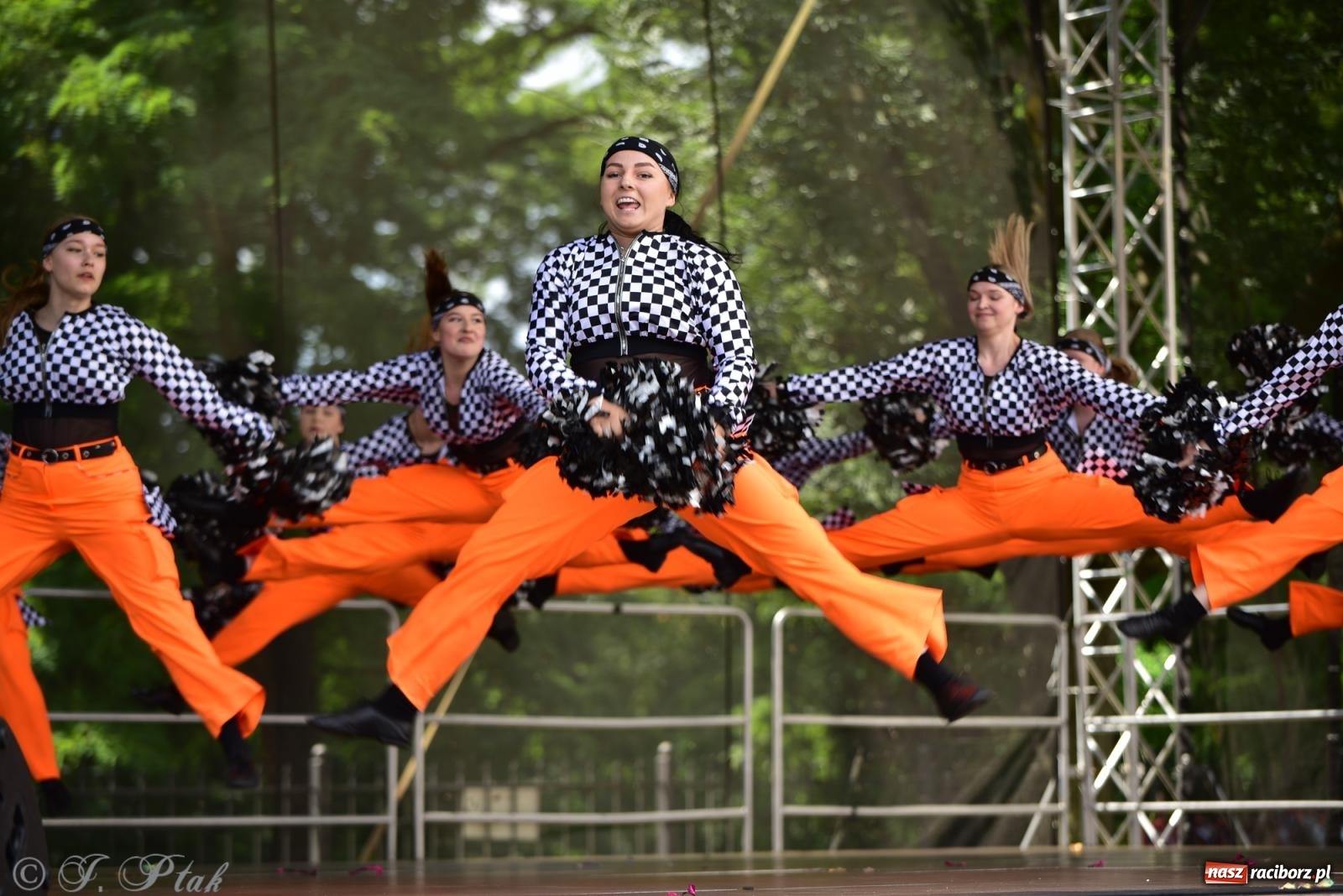 Zdjęcie w galerii na portalu naszraciborz.pl: IV raciborski Mażoretkowy Zawrót Głowy [FOTO i WIDEO] wiadomości z regionu