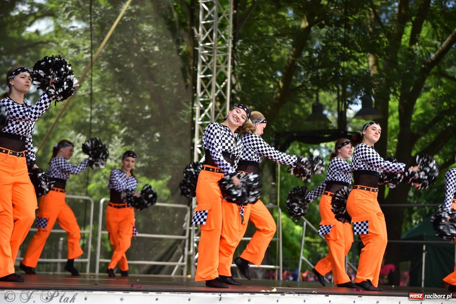 Zdjęcie w galerii na portalu naszraciborz.pl: IV raciborski Mażoretkowy Zawrót Głowy [FOTO i WIDEO] wiadomości z regionu