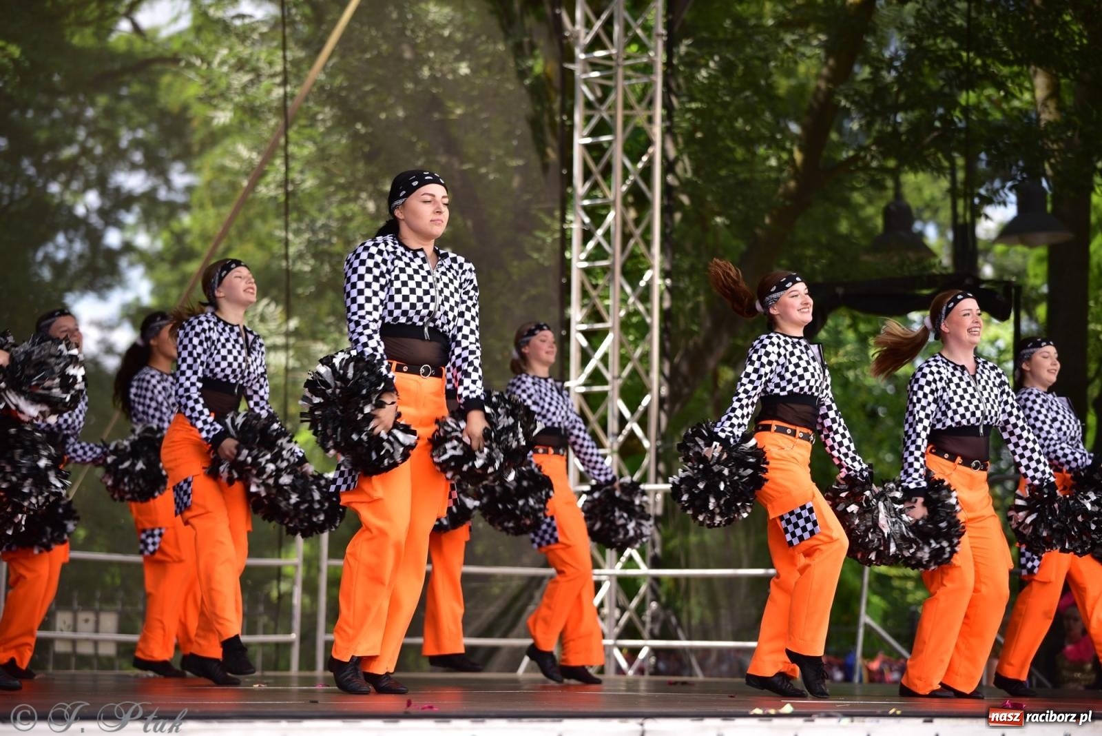 Zdjęcie w galerii na portalu naszraciborz.pl: IV raciborski Mażoretkowy Zawrót Głowy [FOTO i WIDEO] wiadomości z regionu