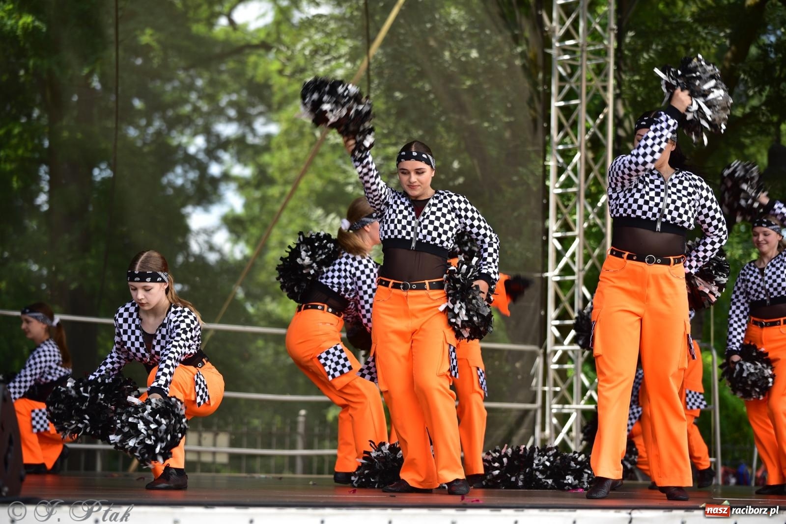 Zdjęcie w galerii na portalu naszraciborz.pl: IV raciborski Mażoretkowy Zawrót Głowy [FOTO i WIDEO] wiadomości z regionu