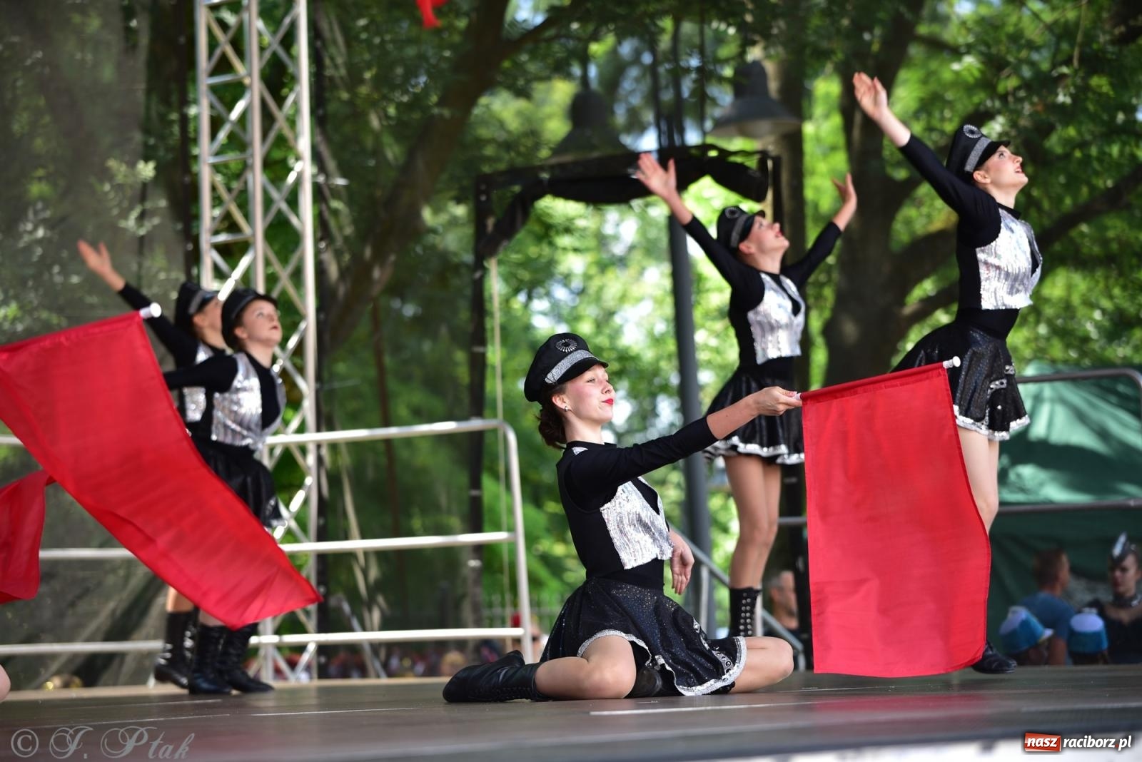 Zdjęcie w galerii na portalu naszraciborz.pl: IV raciborski Mażoretkowy Zawrót Głowy [FOTO i WIDEO] wiadomości z regionu