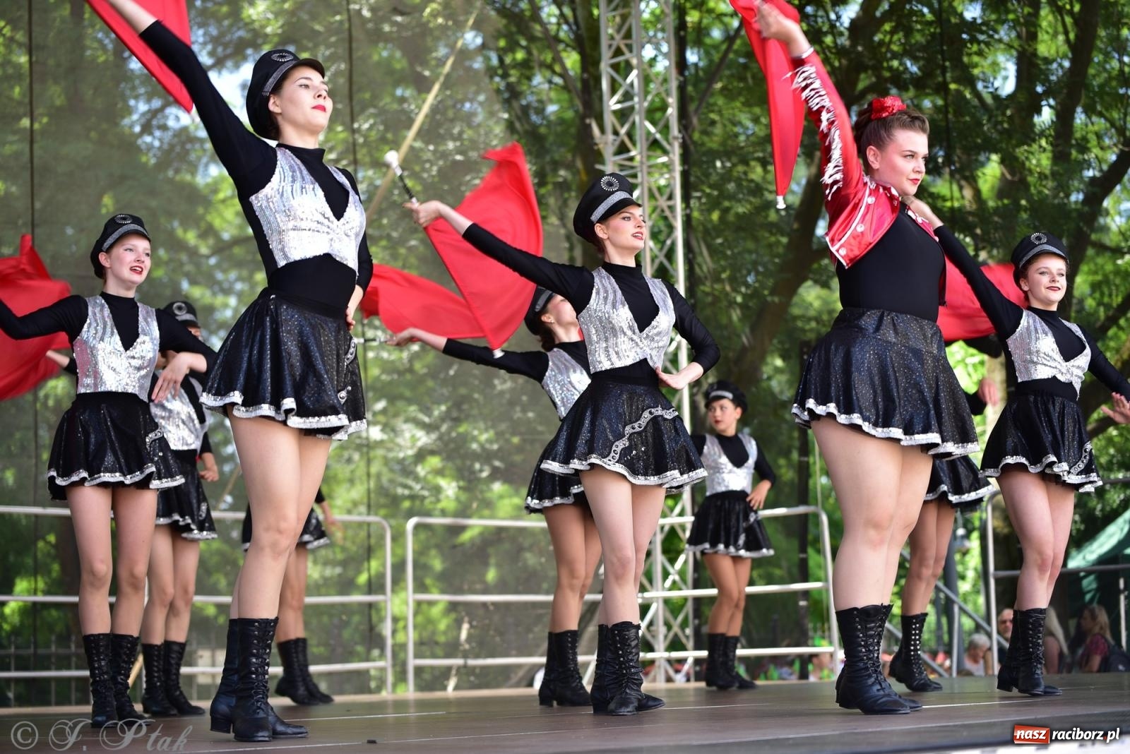 Zdjęcie w galerii na portalu naszraciborz.pl: IV raciborski Mażoretkowy Zawrót Głowy [FOTO i WIDEO] wiadomości z regionu