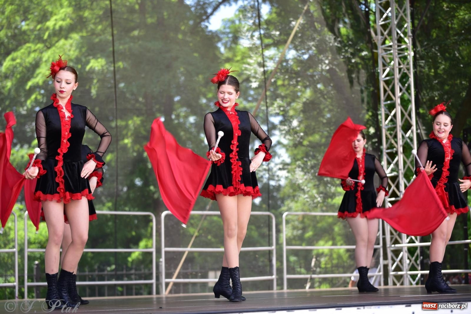 Zdjęcie w galerii na portalu naszraciborz.pl: IV raciborski Mażoretkowy Zawrót Głowy [FOTO i WIDEO] wiadomości z regionu