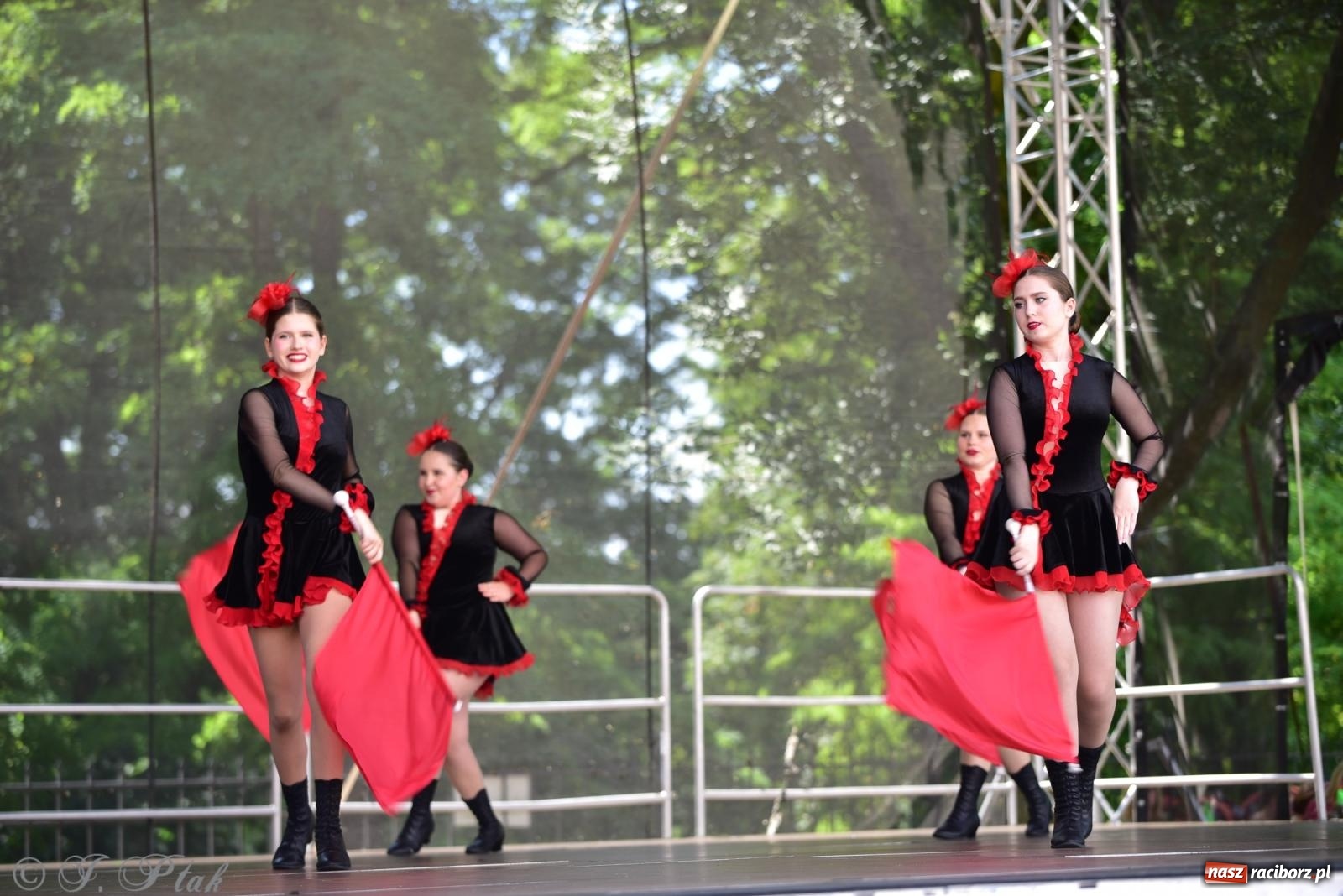 Zdjęcie w galerii na portalu naszraciborz.pl: IV raciborski Mażoretkowy Zawrót Głowy [FOTO i WIDEO] wiadomości z regionu