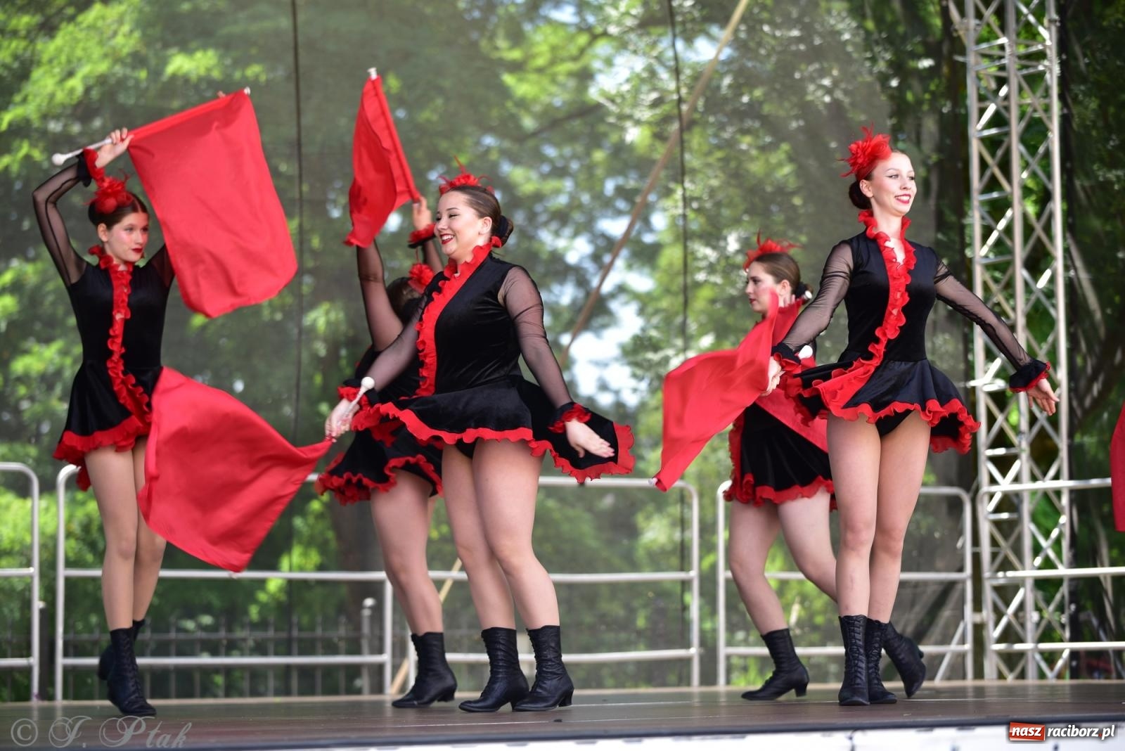 Zdjęcie w galerii na portalu naszraciborz.pl: IV raciborski Mażoretkowy Zawrót Głowy [FOTO i WIDEO] wiadomości z regionu