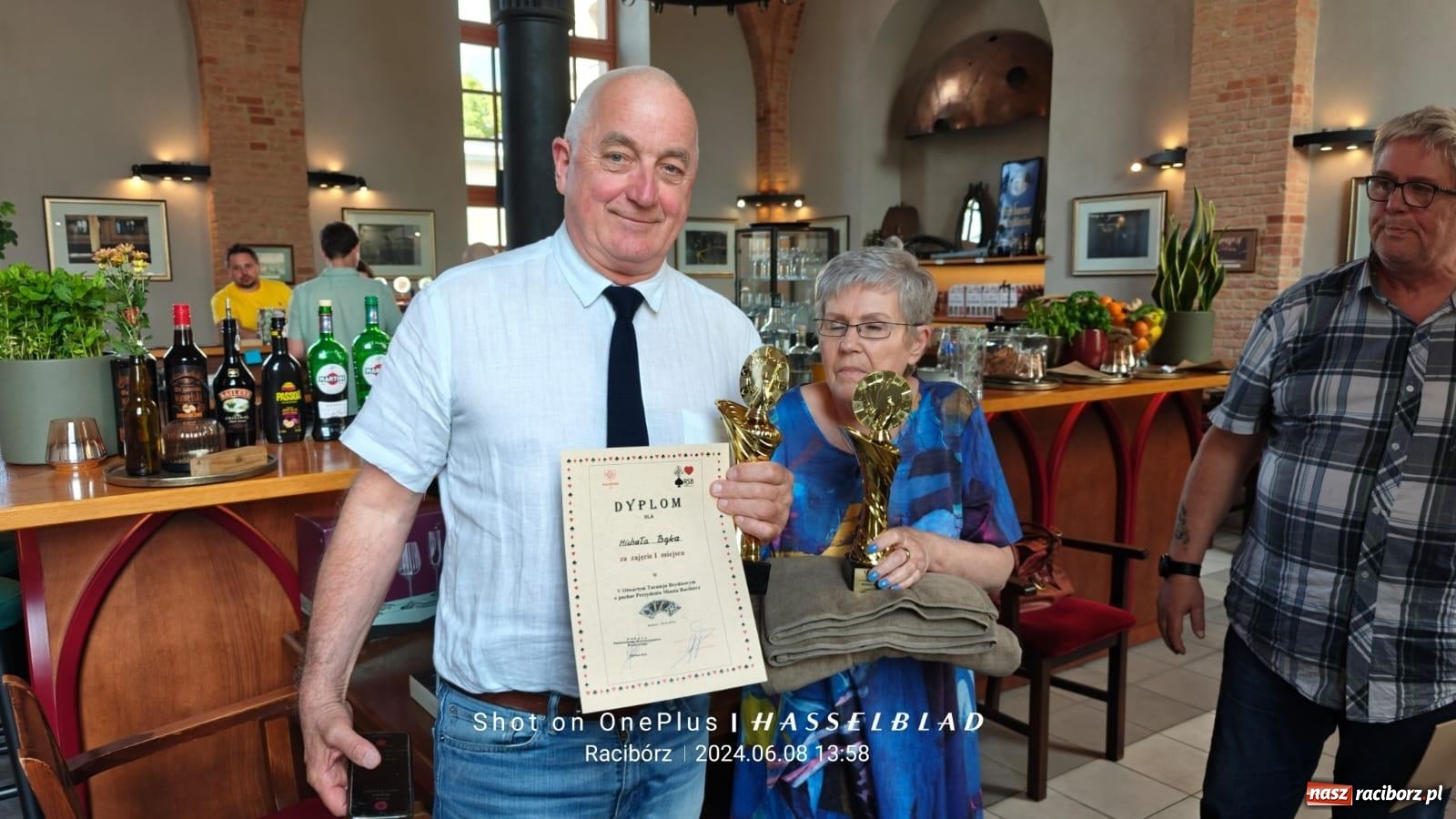 Zdjęcie w galerii na portalu naszraciborz.pl: Barbara Larysz i Michał Bąk z Pucharem Prezydenta wiadomości z regionu