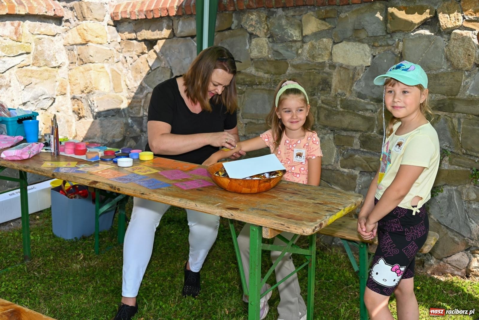 Zdjęcie w galerii na portalu naszraciborz.pl: Przy ruinach w Tworkowie zorganizowano Dzień Dziecka wiadomości z regionu