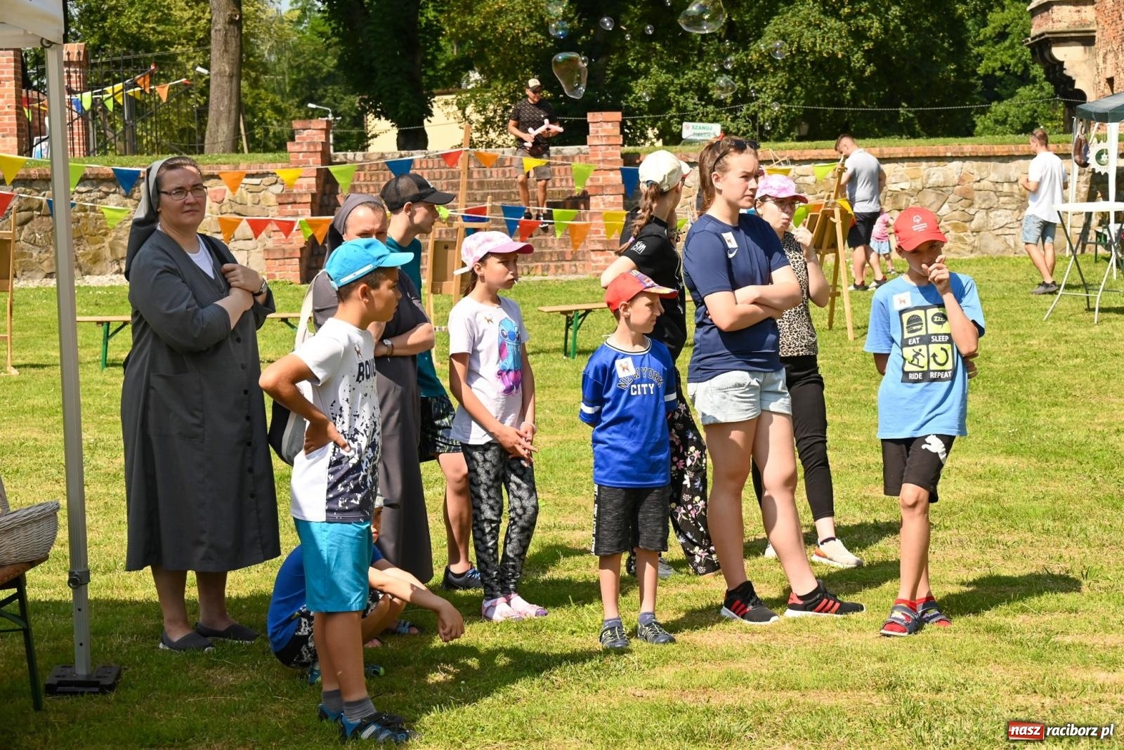 Zdjęcie w galerii na portalu naszraciborz.pl: Przy ruinach w Tworkowie zorganizowano Dzień Dziecka wiadomości z regionu