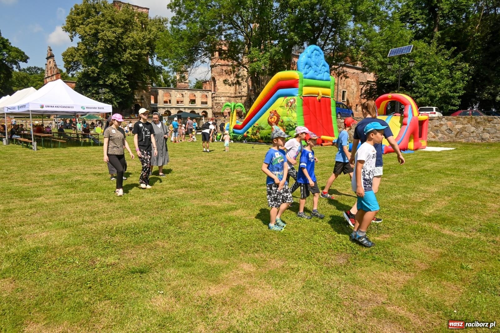 Zdjęcie w galerii na portalu naszraciborz.pl: Przy ruinach w Tworkowie zorganizowano Dzień Dziecka wiadomości z regionu