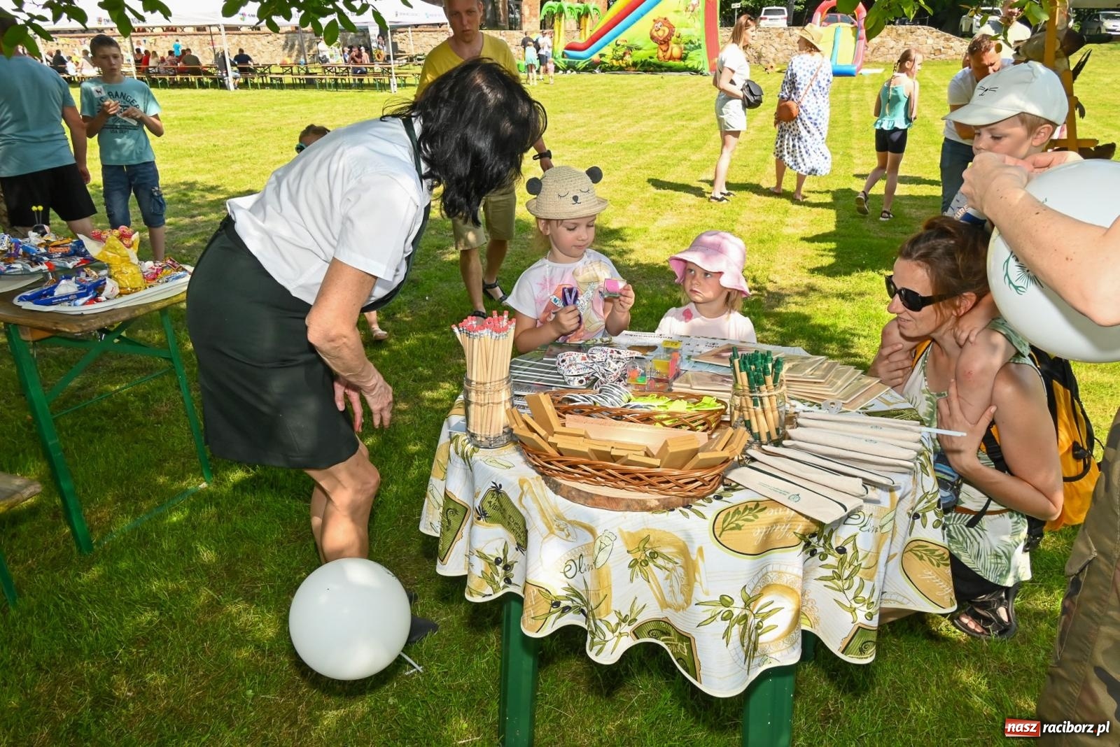 Zdjęcie w galerii na portalu naszraciborz.pl: Przy ruinach w Tworkowie zorganizowano Dzień Dziecka wiadomości z regionu
