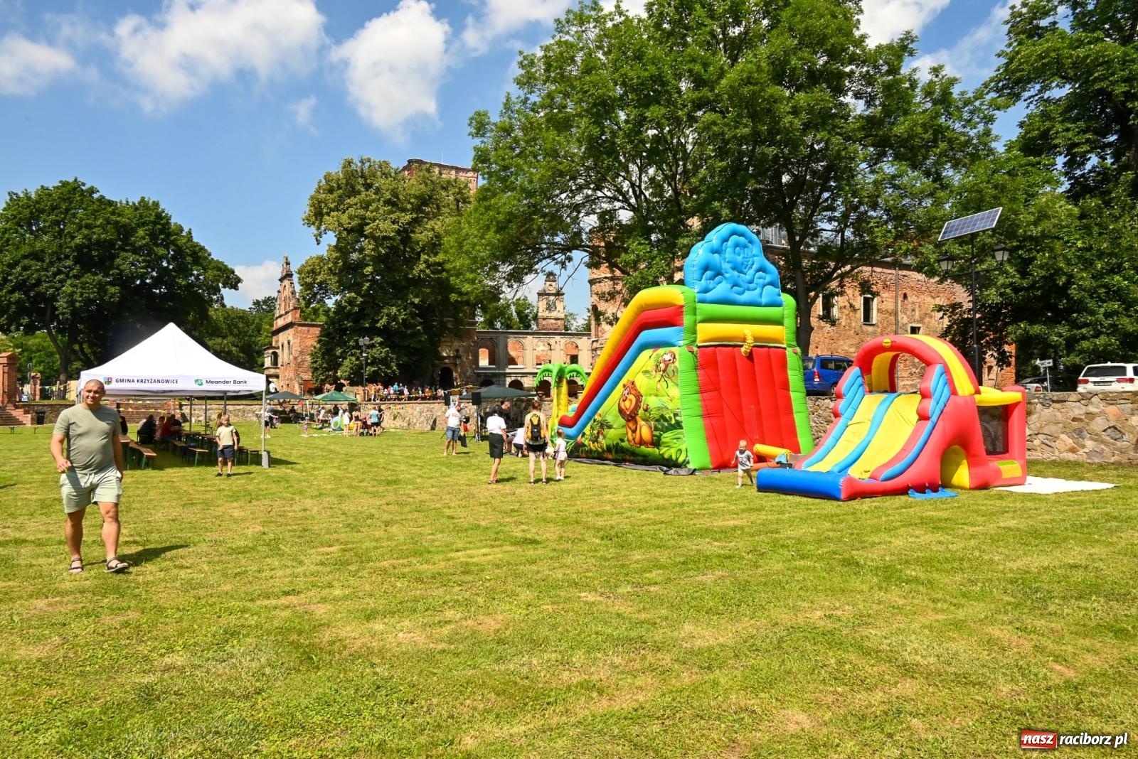 Zdjęcie w galerii na portalu naszraciborz.pl: Przy ruinach w Tworkowie zorganizowano Dzień Dziecka wiadomości z regionu