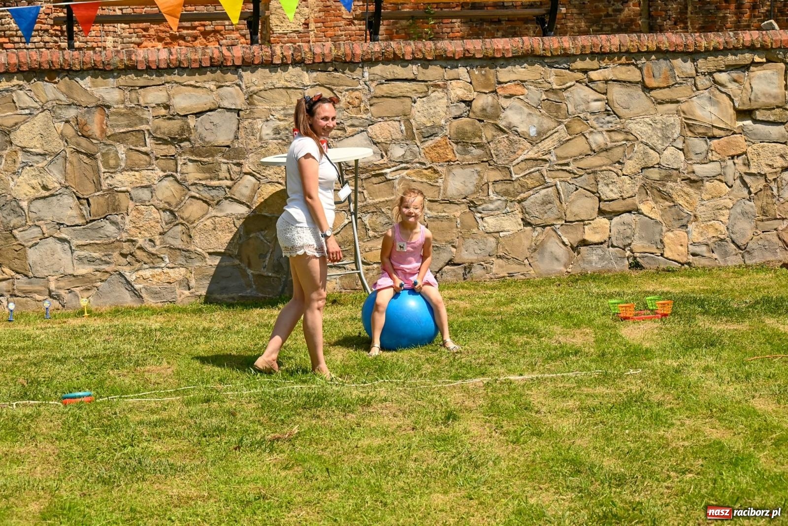 Zdjęcie w galerii na portalu naszraciborz.pl: Przy ruinach w Tworkowie zorganizowano Dzień Dziecka wiadomości z regionu