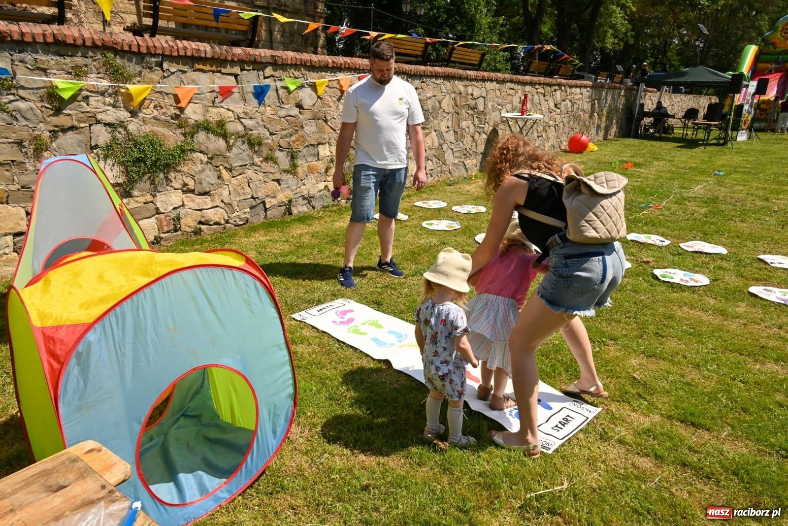 Zdjęcie w galerii na portalu naszraciborz.pl: Przy ruinach w Tworkowie zorganizowano Dzień Dziecka wiadomości z regionu