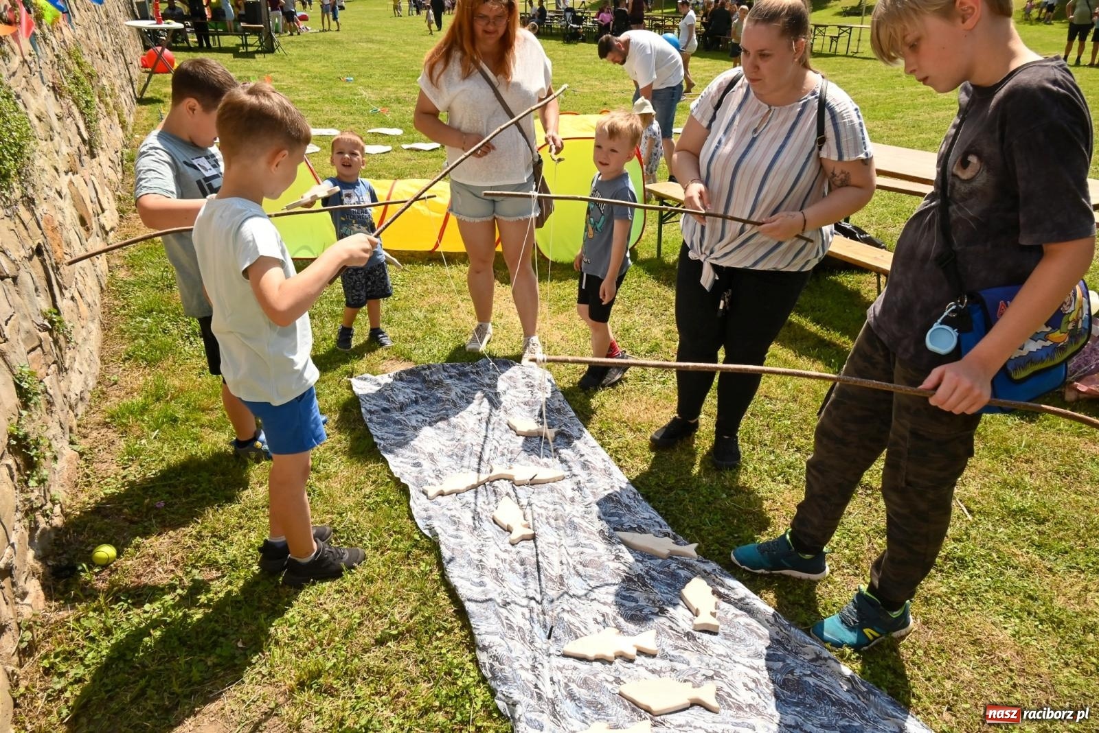 Zdjęcie w galerii na portalu naszraciborz.pl: Przy ruinach w Tworkowie zorganizowano Dzień Dziecka wiadomości z regionu