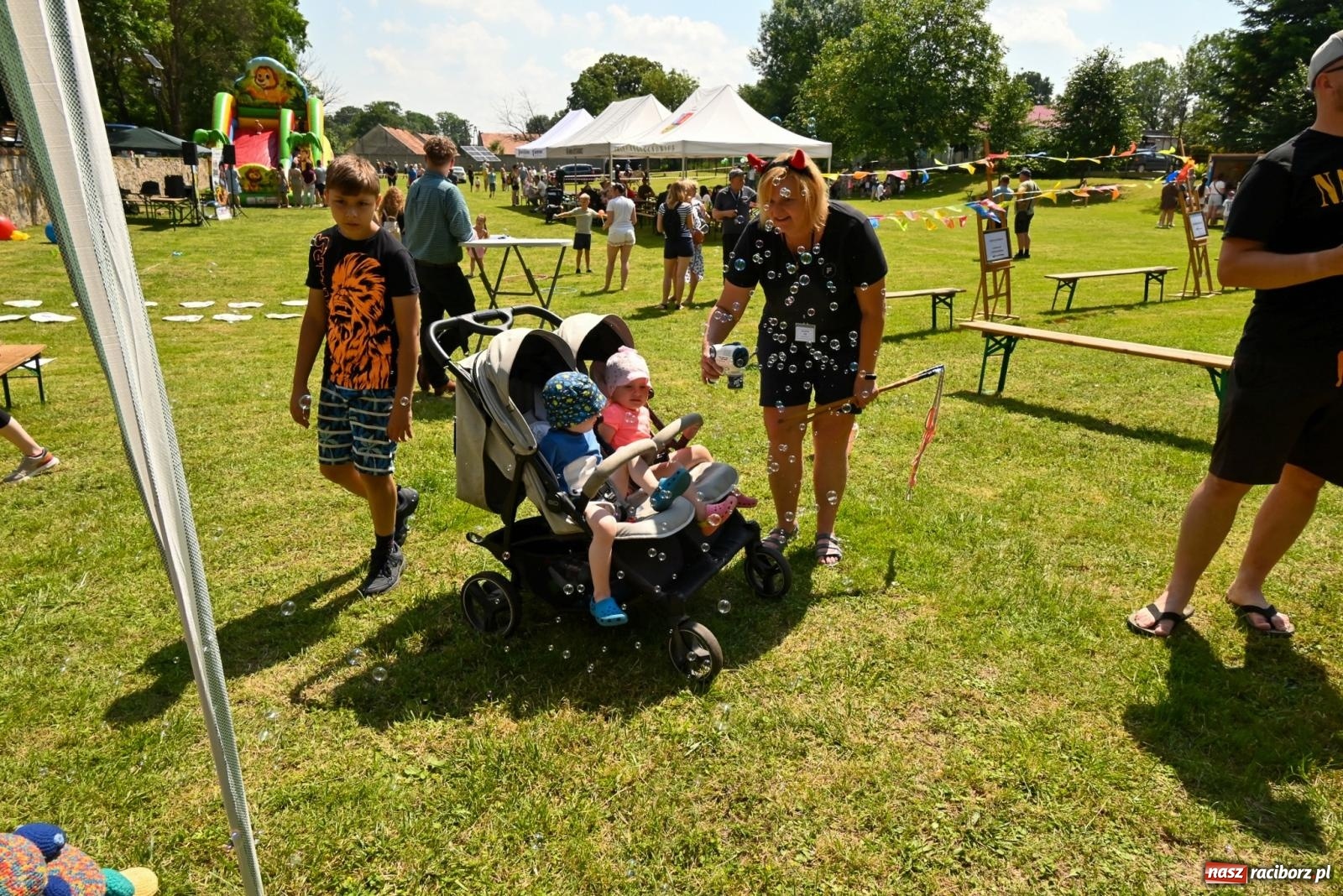 Zdjęcie w galerii na portalu naszraciborz.pl: Przy ruinach w Tworkowie zorganizowano Dzień Dziecka wiadomości z regionu