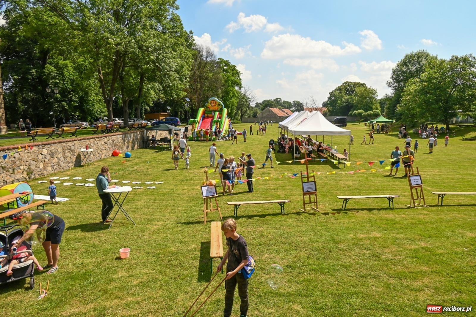 Zdjęcie w galerii na portalu naszraciborz.pl: Przy ruinach w Tworkowie zorganizowano Dzień Dziecka wiadomości z regionu