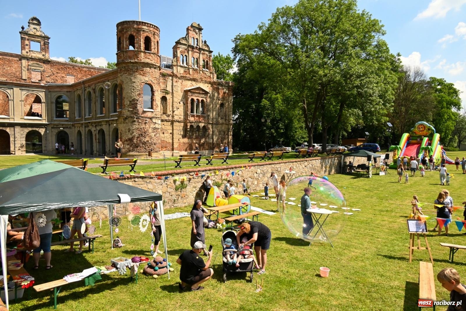 Zdjęcie w galerii na portalu naszraciborz.pl: Przy ruinach w Tworkowie zorganizowano Dzień Dziecka wiadomości z regionu