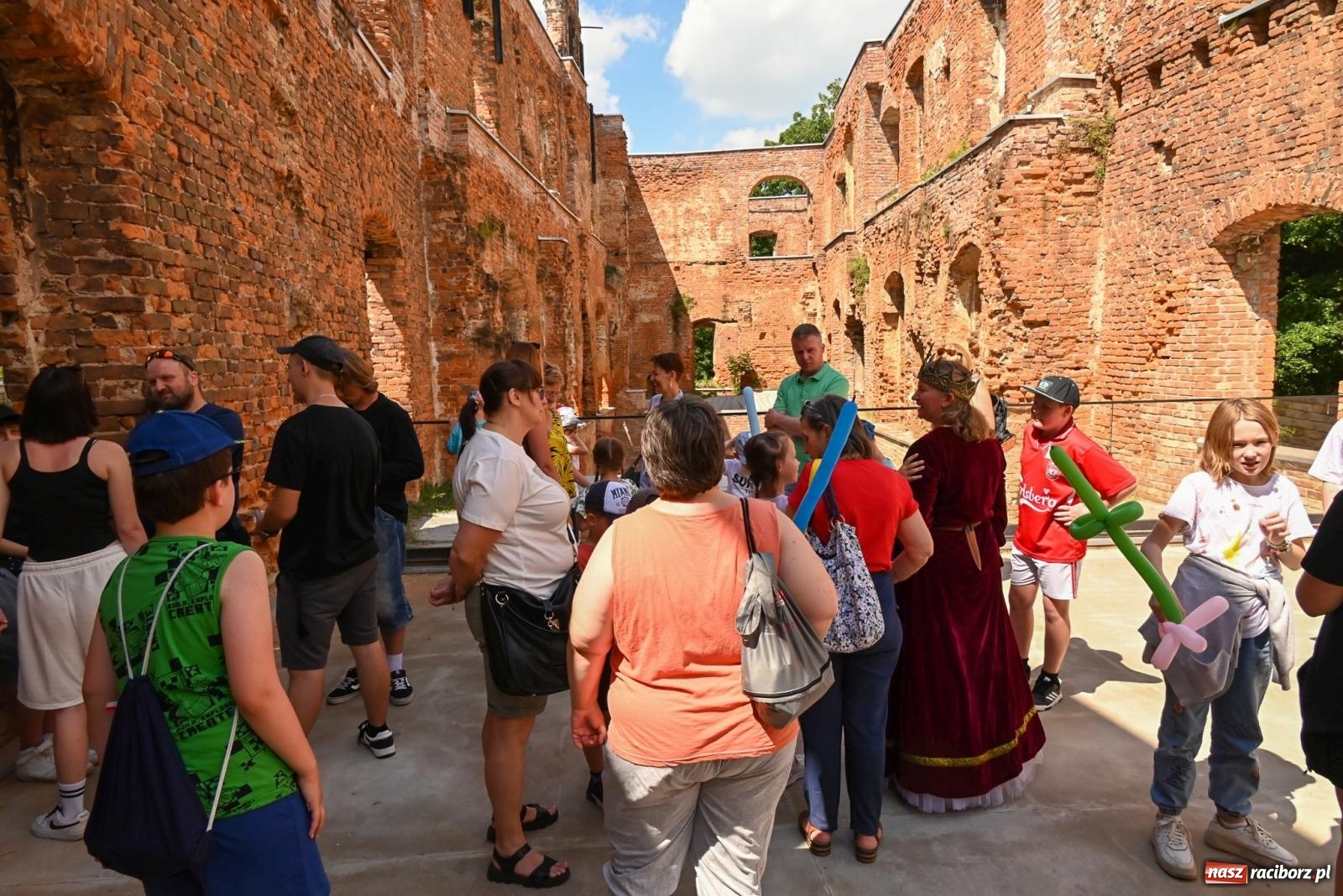 Zdjęcie w galerii na portalu naszraciborz.pl: Przy ruinach w Tworkowie zorganizowano Dzień Dziecka wiadomości z regionu