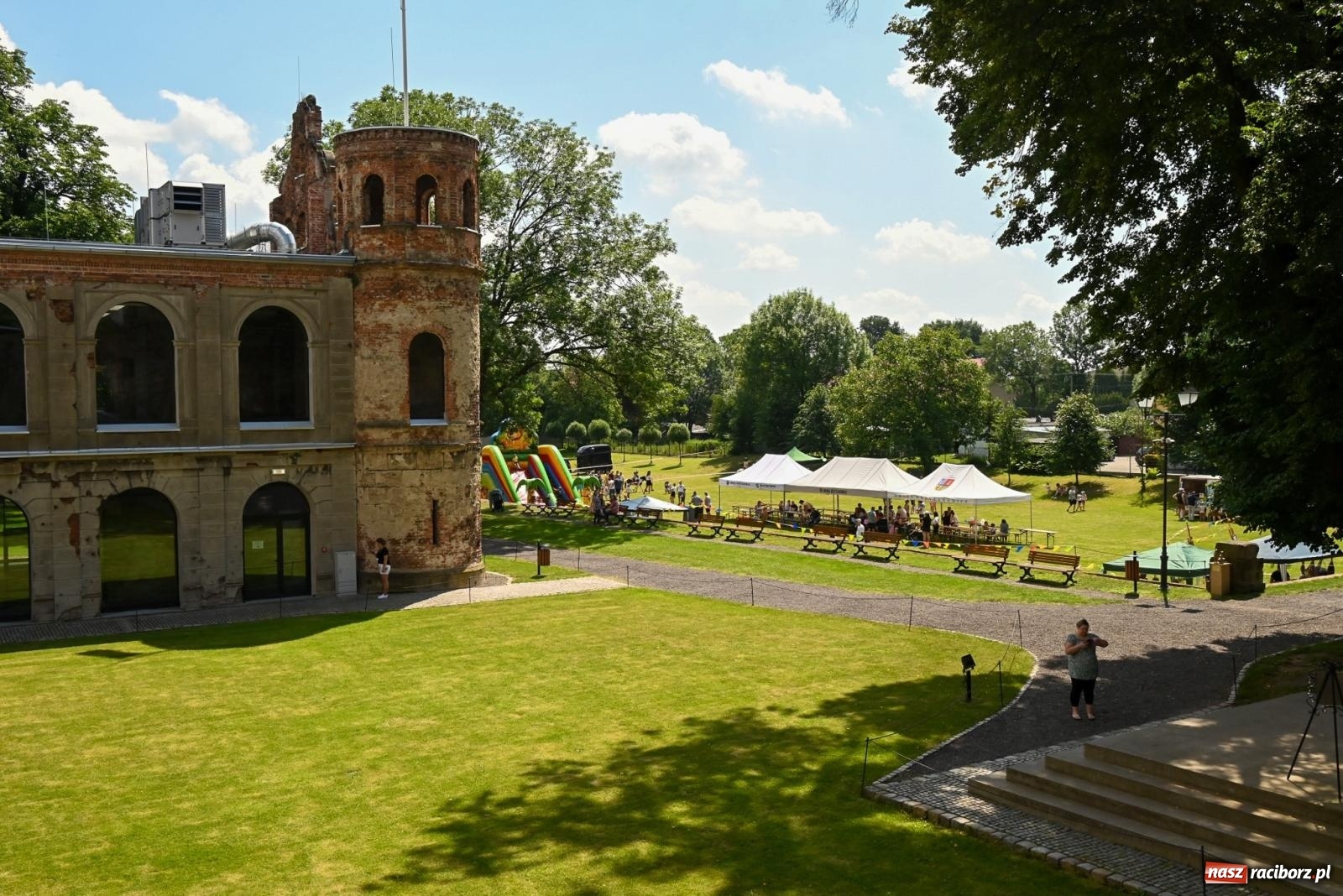 Zdjęcie w galerii na portalu naszraciborz.pl: Przy ruinach w Tworkowie zorganizowano Dzień Dziecka wiadomości z regionu