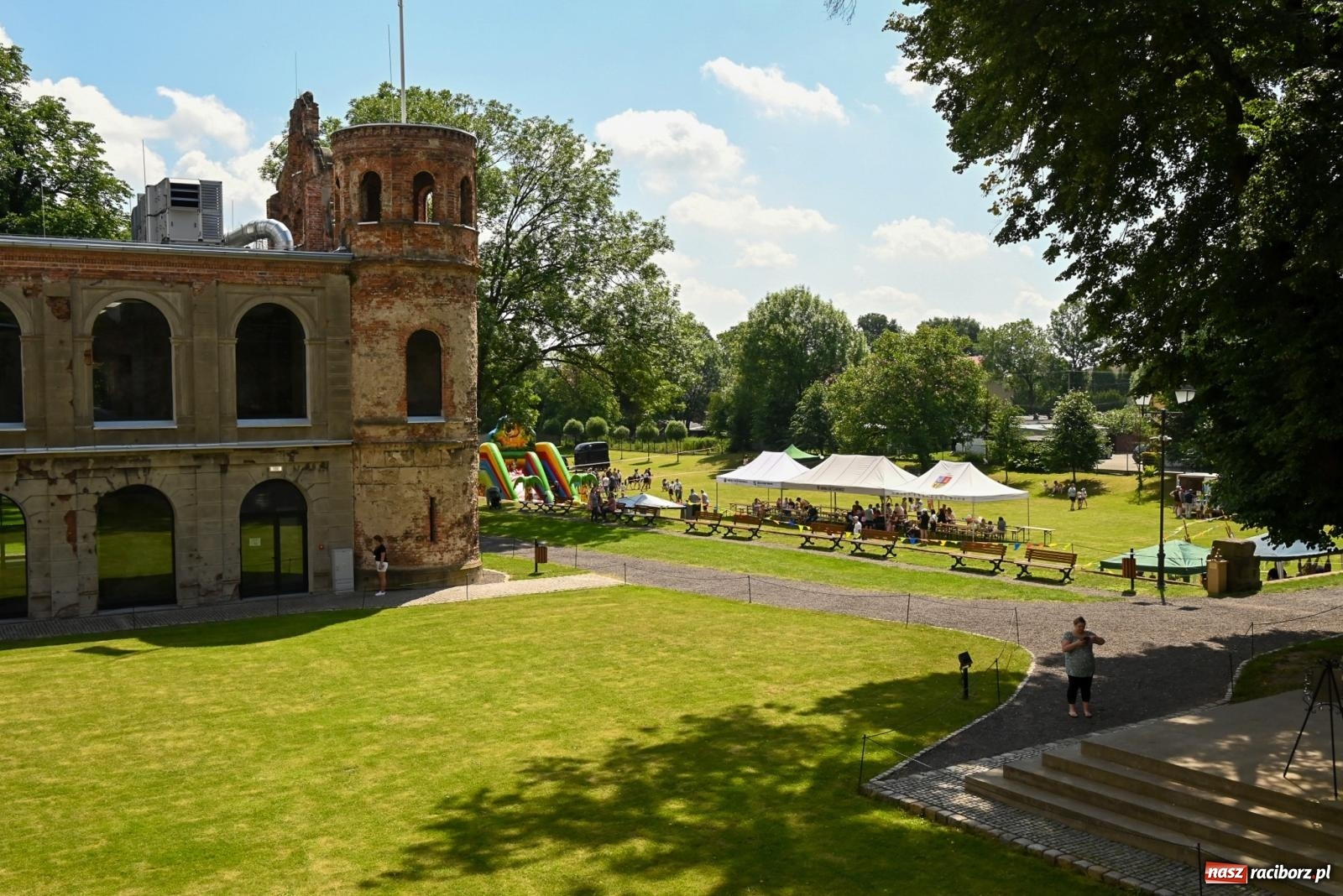 Zdjęcie w galerii na portalu naszraciborz.pl: Przy ruinach w Tworkowie zorganizowano Dzień Dziecka wiadomości z regionu