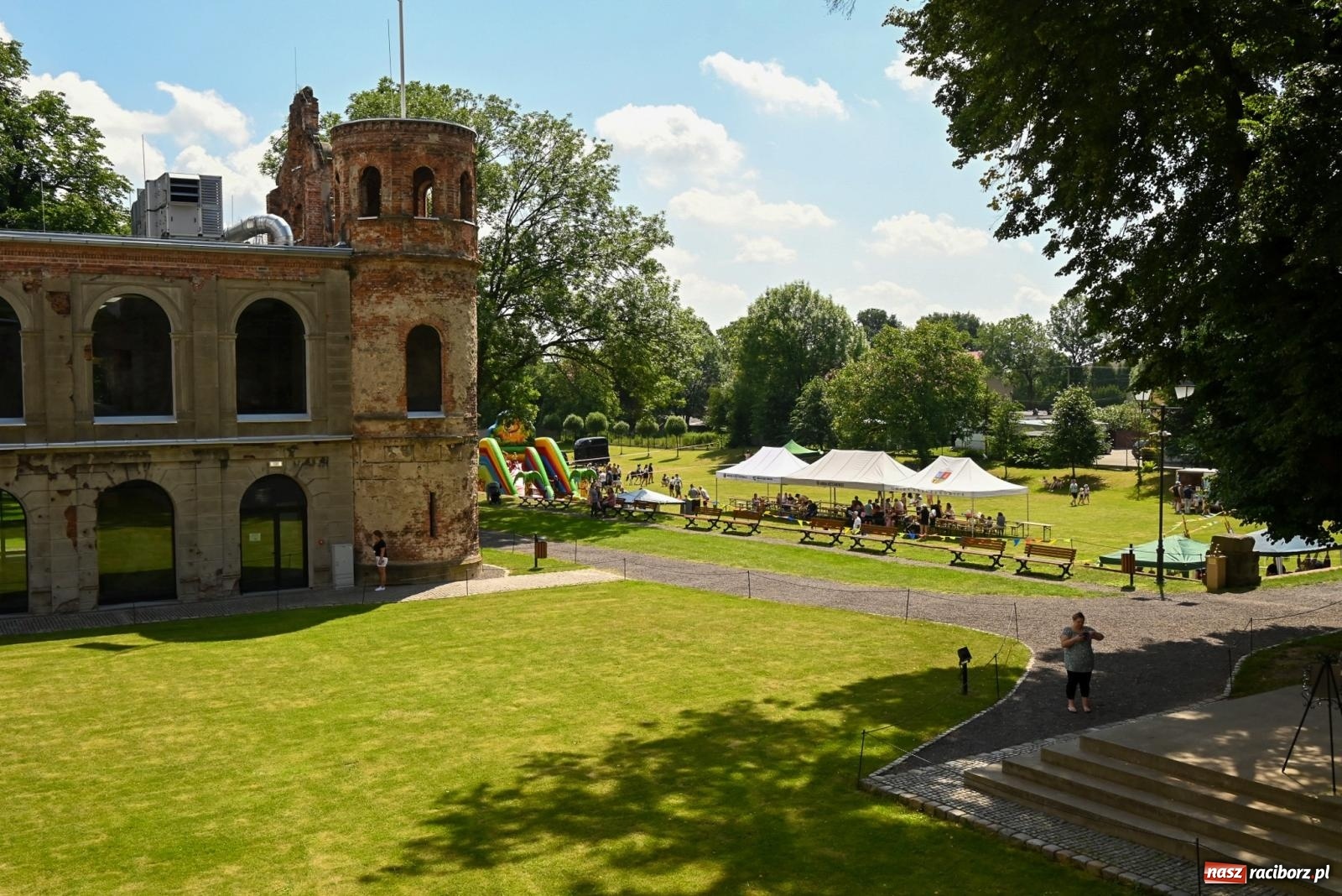 Zdjęcie w galerii na portalu naszraciborz.pl: Przy ruinach w Tworkowie zorganizowano Dzień Dziecka wiadomości z regionu