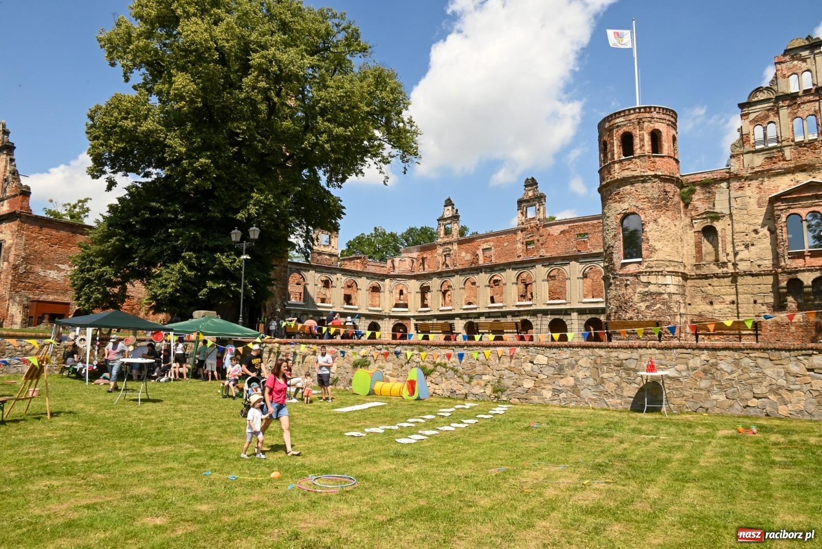 Zdjęcie w galerii na portalu naszraciborz.pl: Przy ruinach w Tworkowie zorganizowano Dzień Dziecka wiadomości z regionu