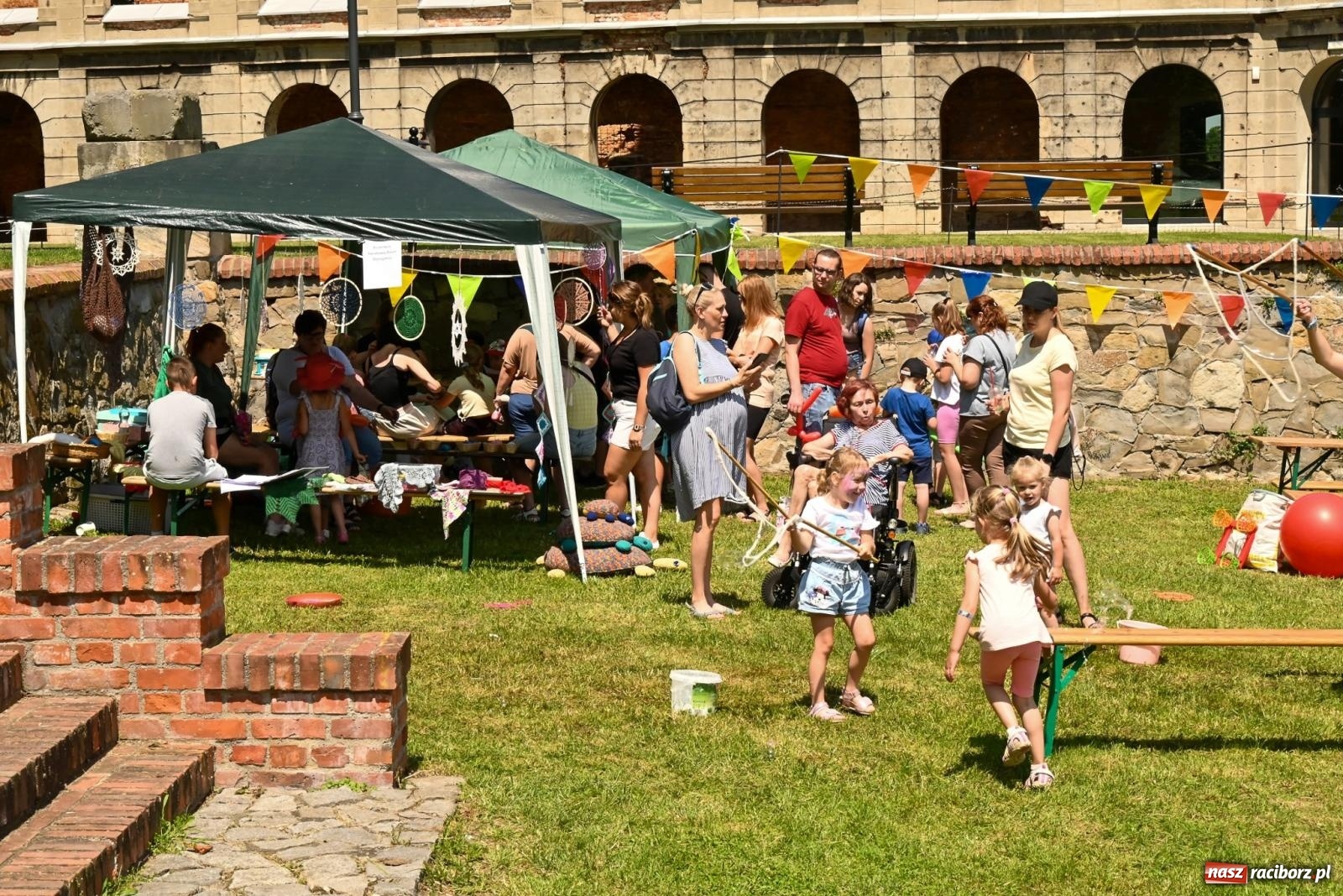 Zdjęcie w galerii na portalu naszraciborz.pl: Przy ruinach w Tworkowie zorganizowano Dzień Dziecka wiadomości z regionu