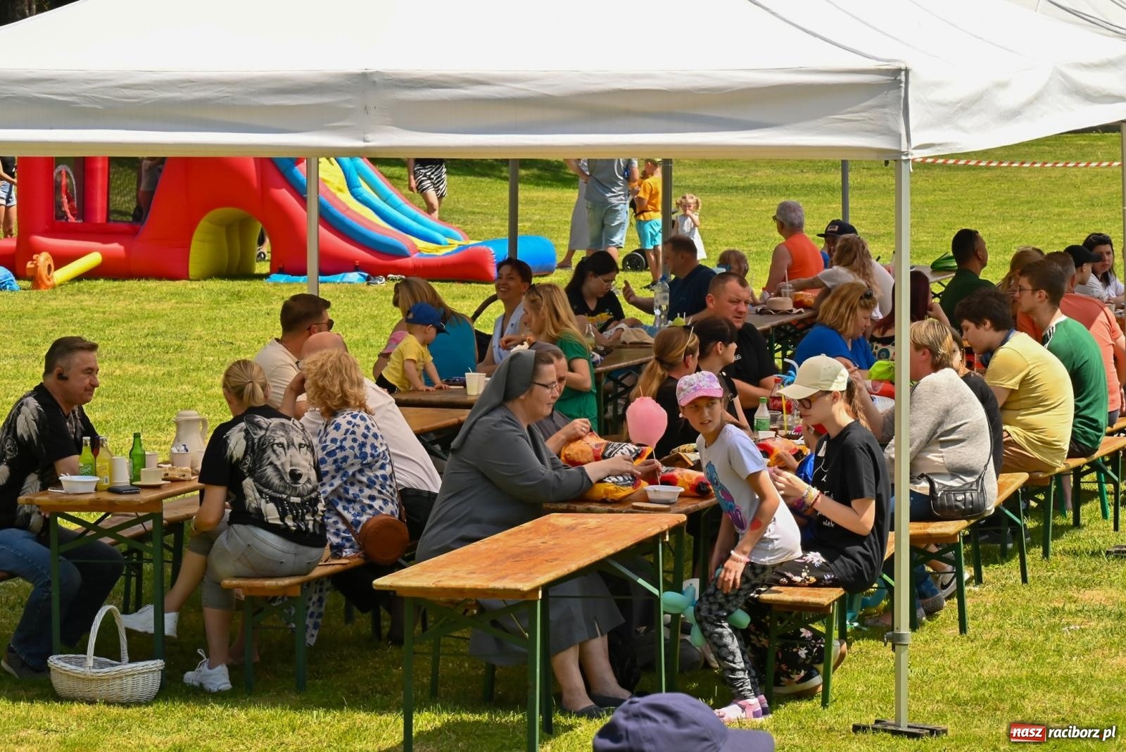 Zdjęcie w galerii na portalu naszraciborz.pl: Przy ruinach w Tworkowie zorganizowano Dzień Dziecka wiadomości z regionu