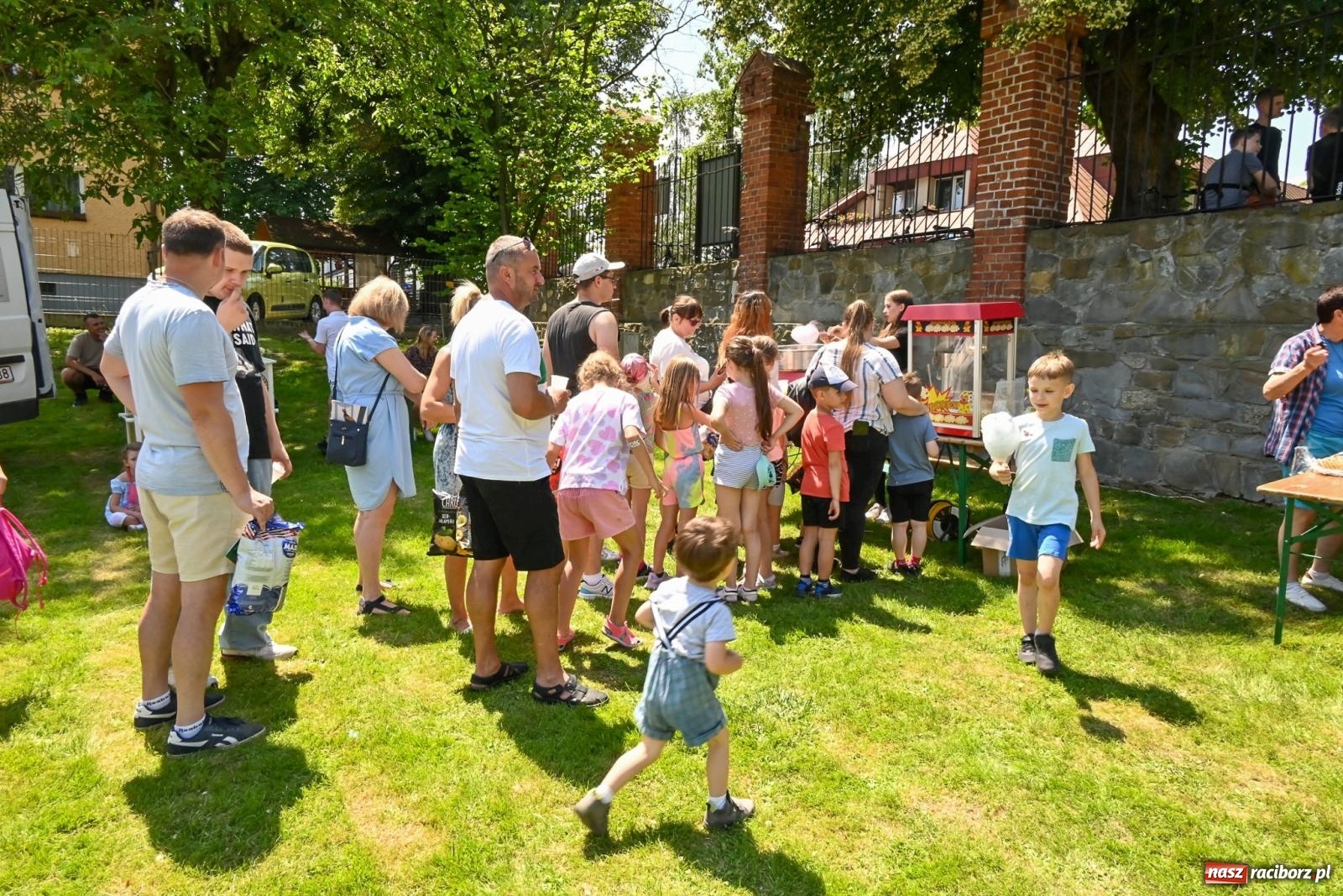 Zdjęcie w galerii na portalu naszraciborz.pl: Przy ruinach w Tworkowie zorganizowano Dzień Dziecka wiadomości z regionu