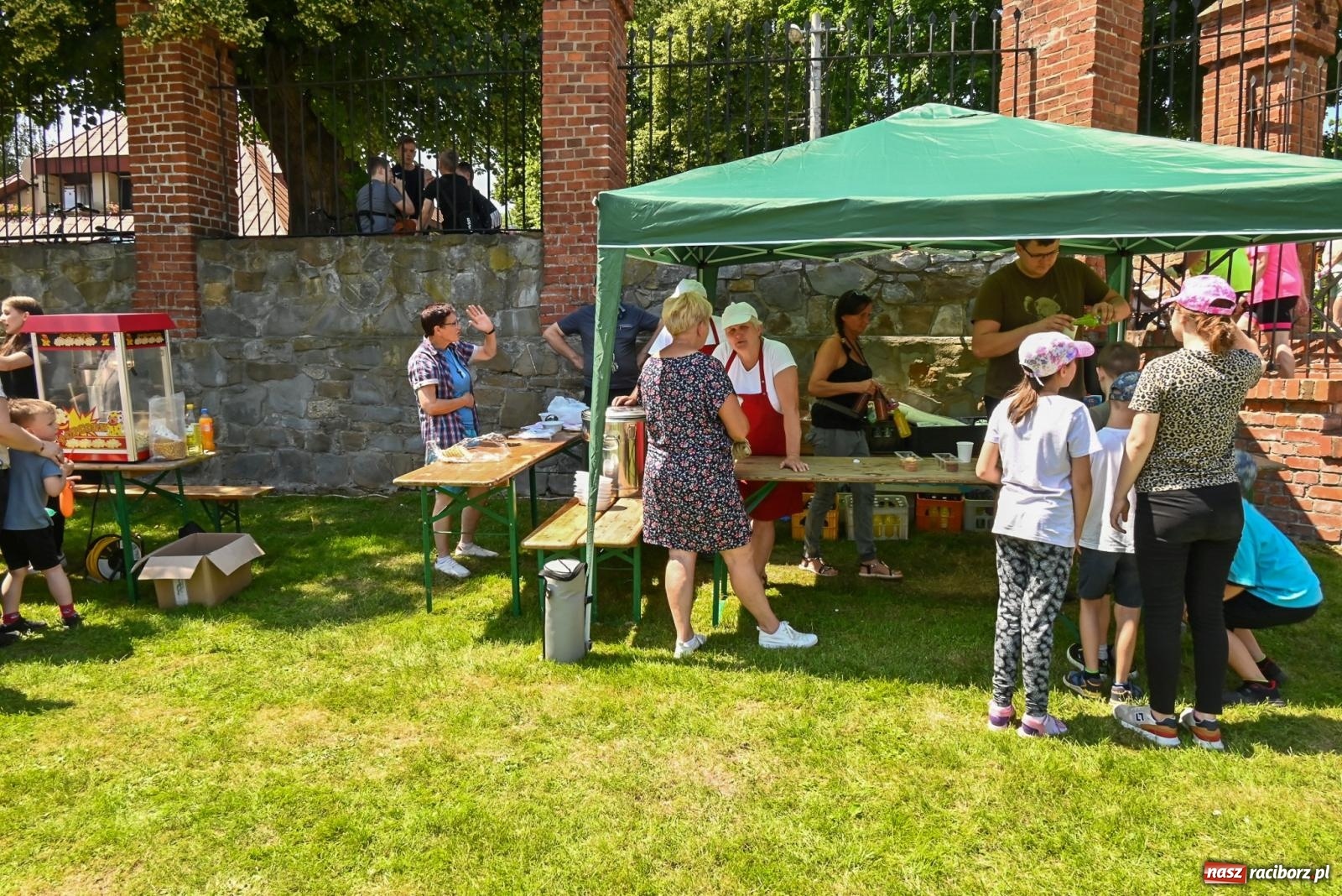 Zdjęcie w galerii na portalu naszraciborz.pl: Przy ruinach w Tworkowie zorganizowano Dzień Dziecka wiadomości z regionu