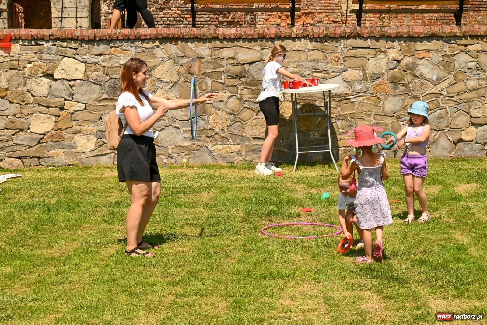 Zdjęcie w galerii na portalu naszraciborz.pl: Przy ruinach w Tworkowie zorganizowano Dzień Dziecka wiadomości z regionu