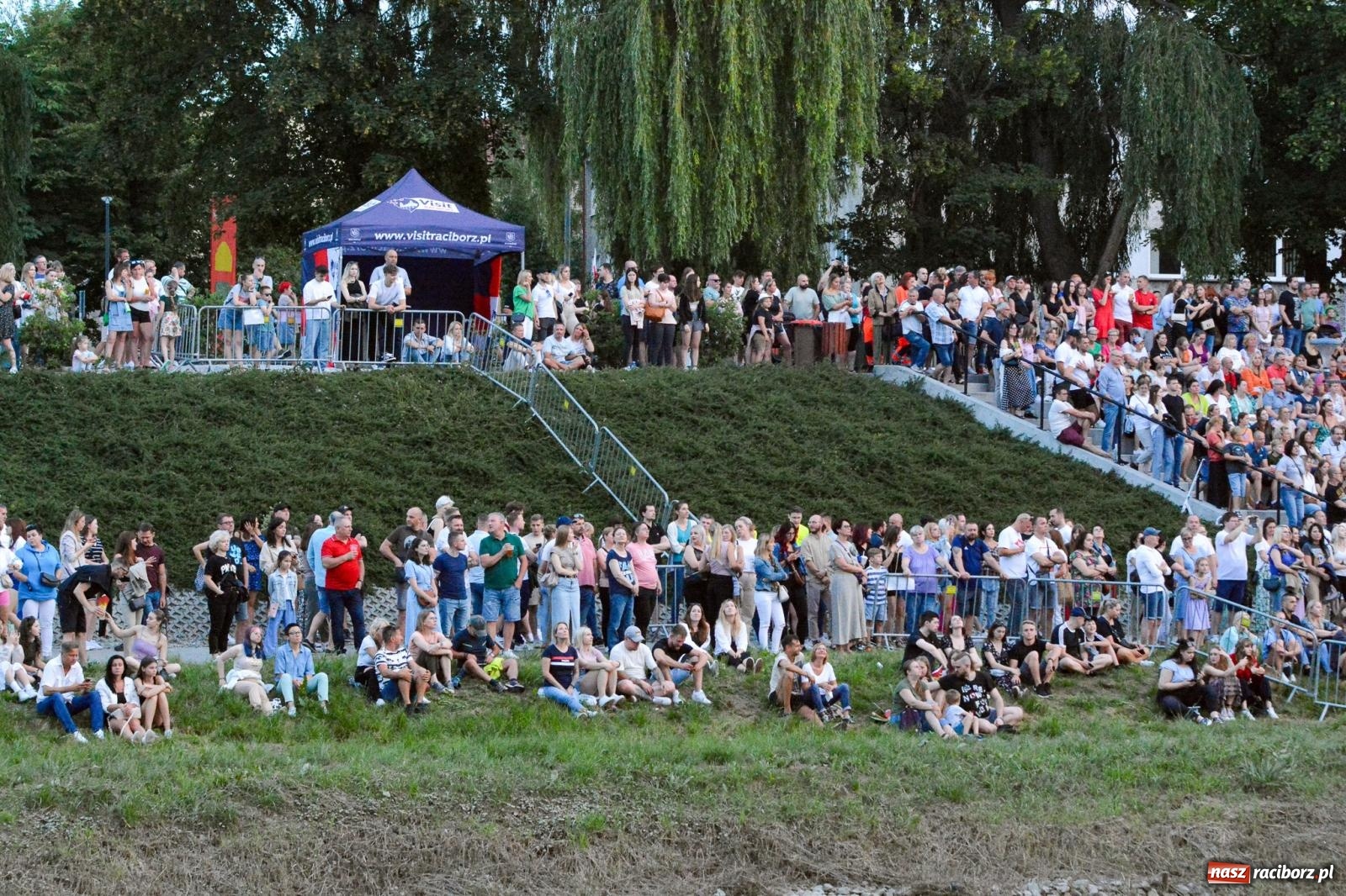 Zdjęcie w galerii na portalu naszraciborz.pl: BARANOVSKI gwiazdą Dni Raciborza. Koncert nad Odrą [FOTO i WIDEO] wiadomości z regionu