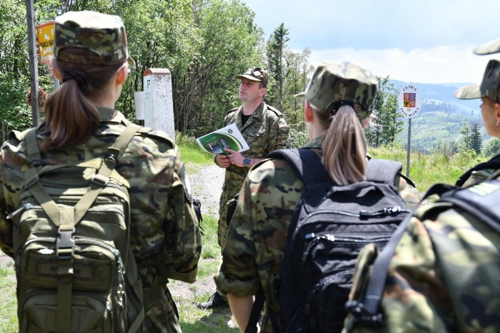 Zdjęcie w galerii na portalu naszraciborz.pl: Nowi funkcjonariusze Śląskiego Oddziału Straży Granicznej szkolili się w terenie wiadomości z regionu