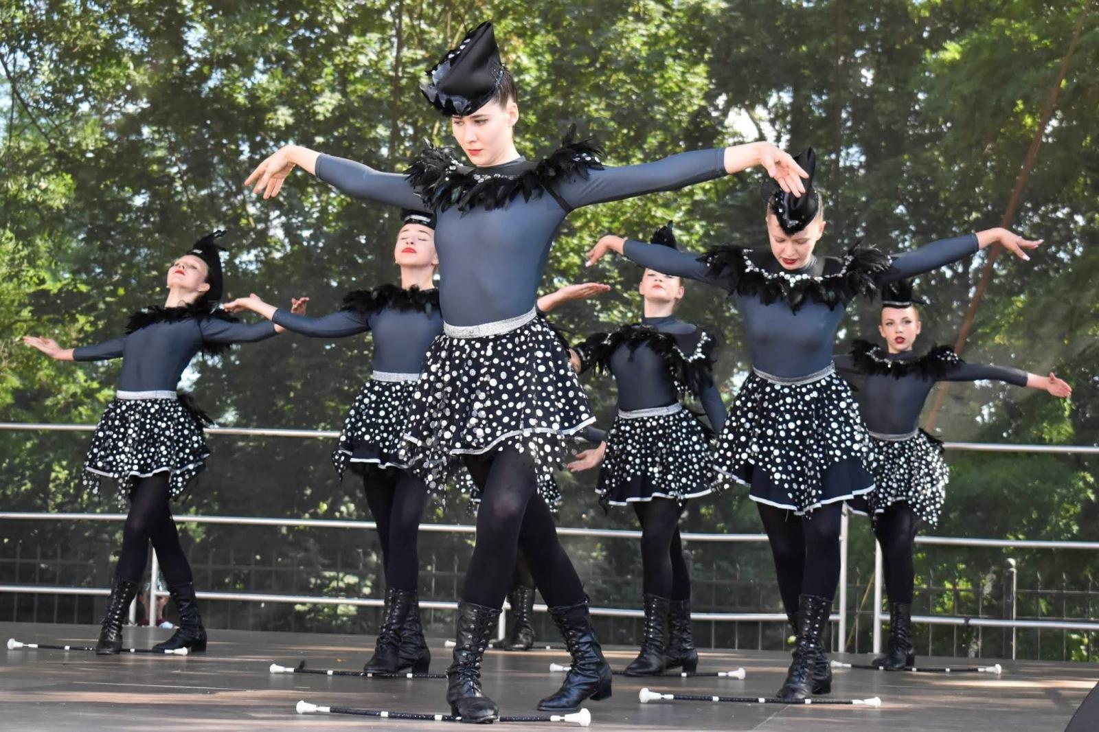 Zdjęcie w galerii na portalu naszraciborz.pl: Ponad tysiąc mażoretek na zamku wiadomości z regionu