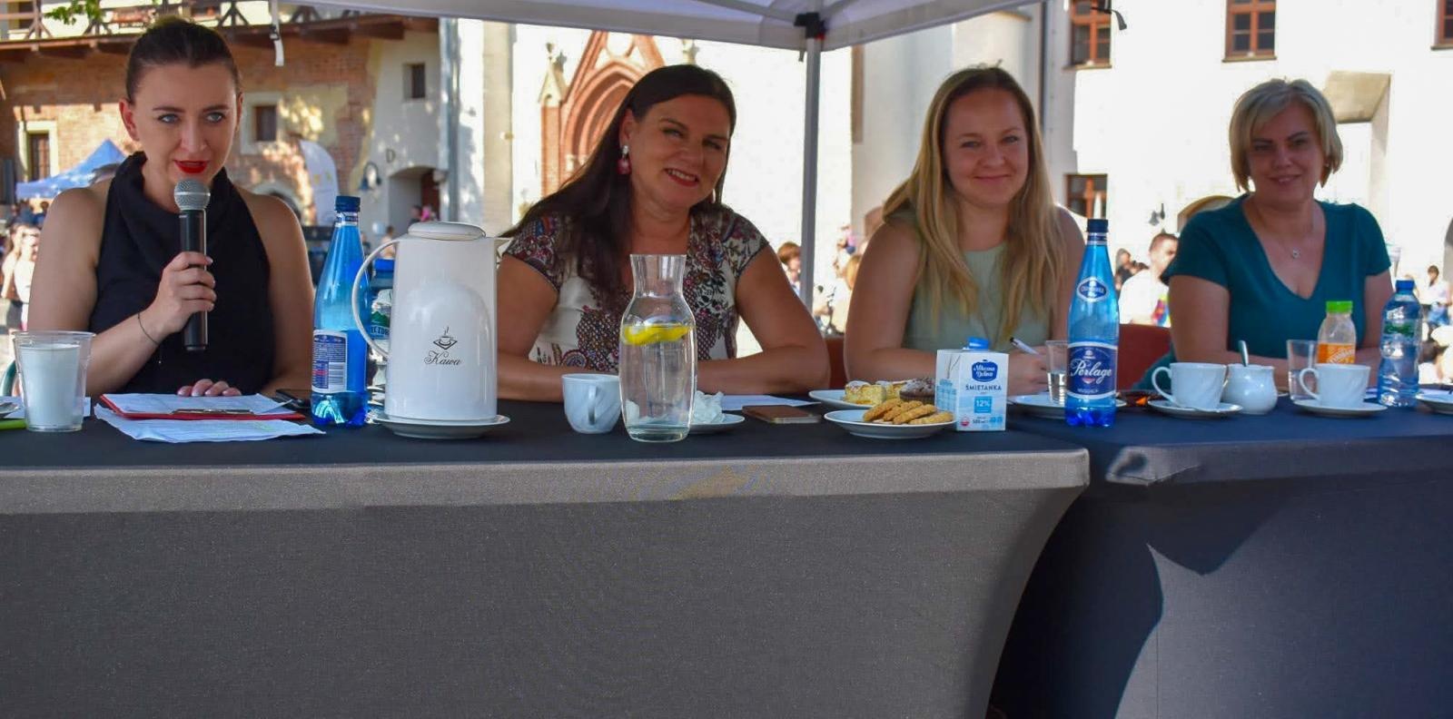 Zdjęcie w galerii na portalu naszraciborz.pl: Ponad tysiąc mażoretek na zamku wiadomości z regionu