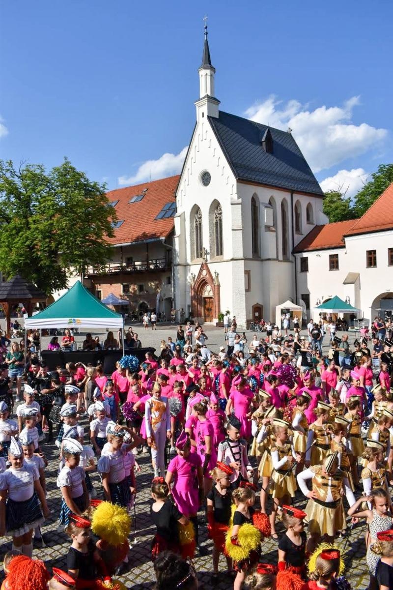 Zdjęcie w galerii na portalu naszraciborz.pl: Ponad tysiąc mażoretek na zamku wiadomości z regionu