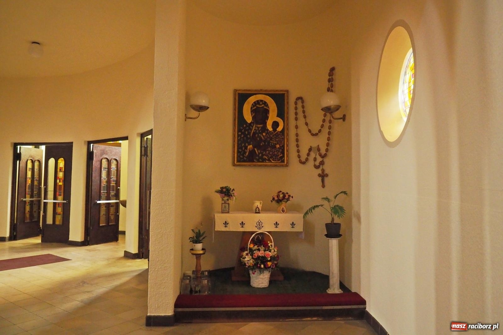 Zdjęcie w galerii na portalu naszraciborz.pl: Okrąglak w nowej odsłonie. Kościół przy Warszawskiej po malowaniu wiadomości z regionu