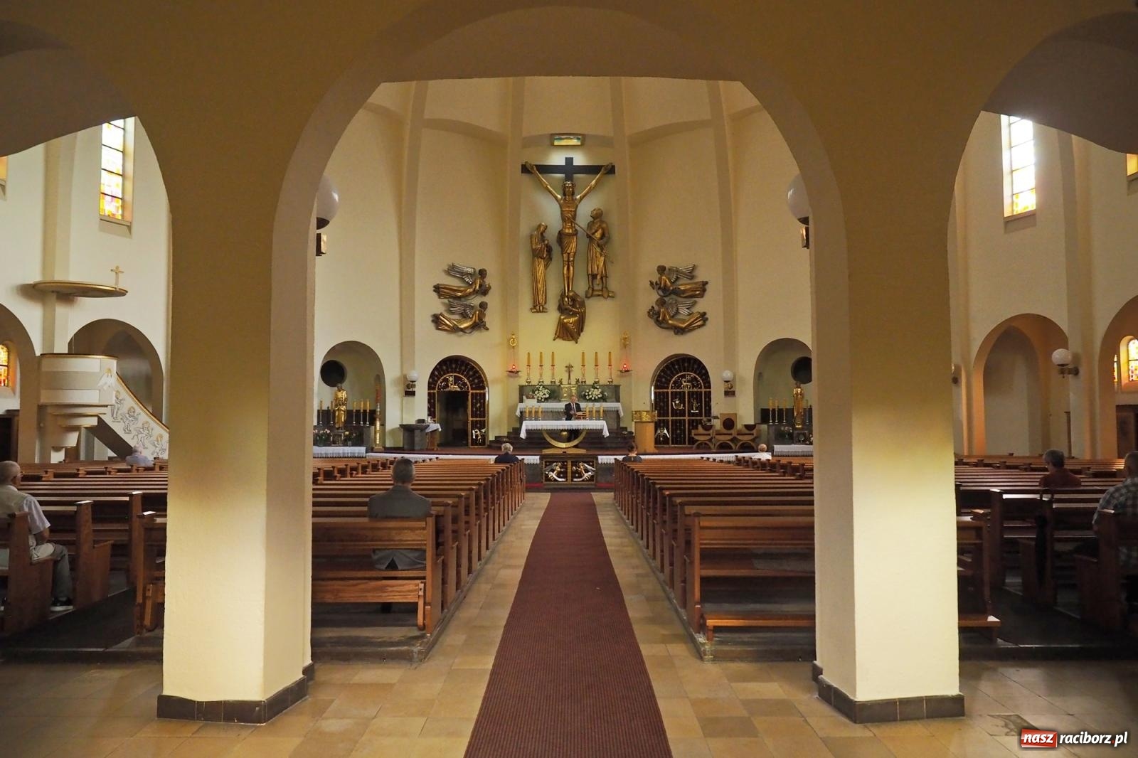 Zdjęcie w galerii na portalu naszraciborz.pl: Okrąglak w nowej odsłonie. Kościół przy Warszawskiej po malowaniu wiadomości z regionu