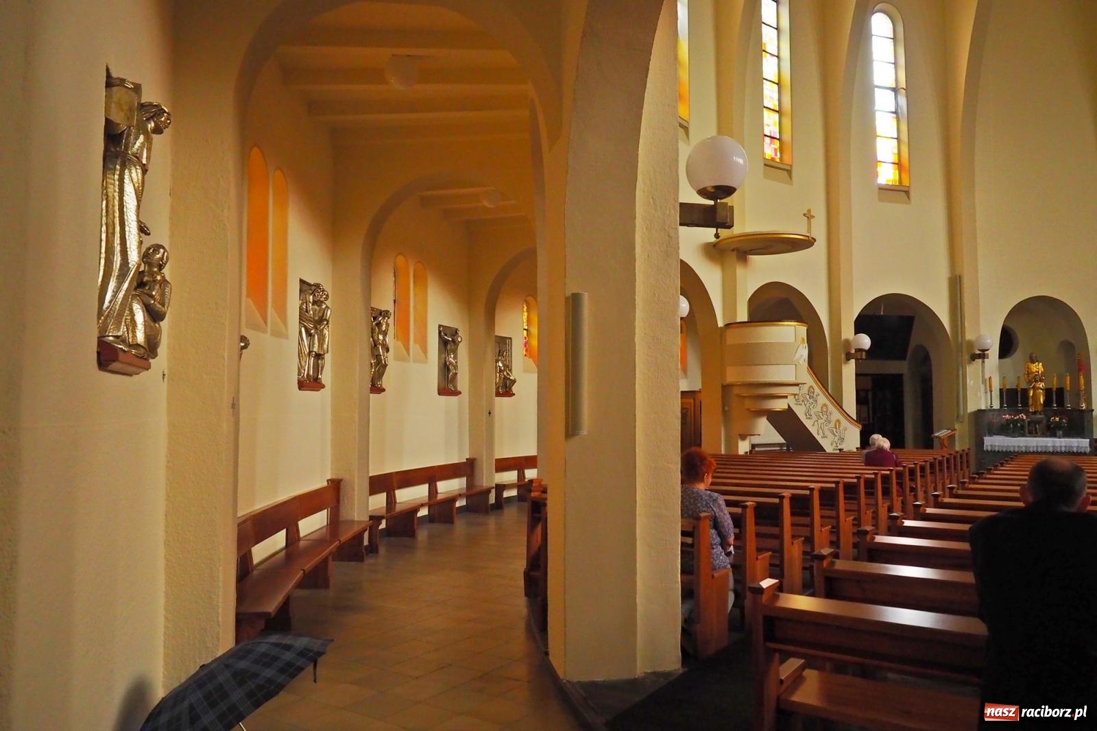 Zdjęcie w galerii na portalu naszraciborz.pl: Okrąglak w nowej odsłonie. Kościół przy Warszawskiej po malowaniu wiadomości z regionu