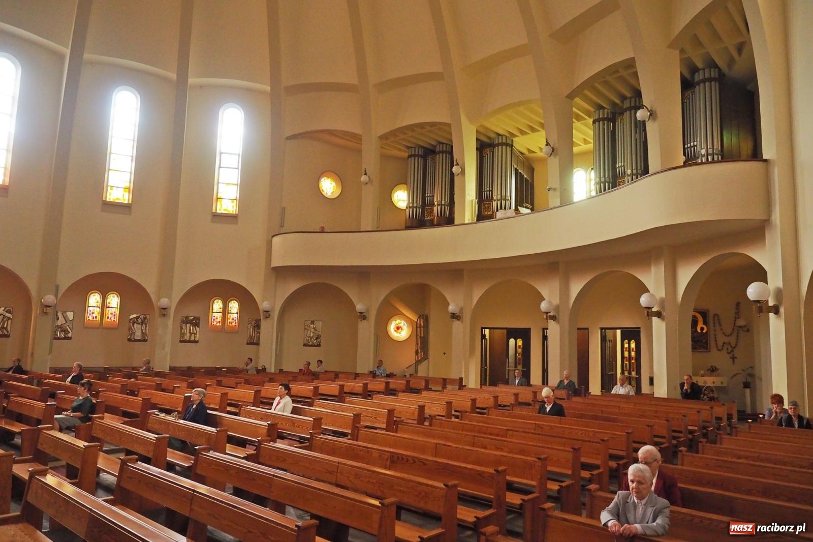 Zdjęcie w galerii na portalu naszraciborz.pl: Okrąglak w nowej odsłonie. Kościół przy Warszawskiej po malowaniu wiadomości z regionu