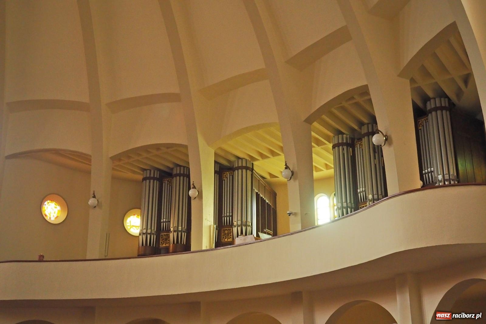 Zdjęcie w galerii na portalu naszraciborz.pl: Okrąglak w nowej odsłonie. Kościół przy Warszawskiej po malowaniu wiadomości z regionu