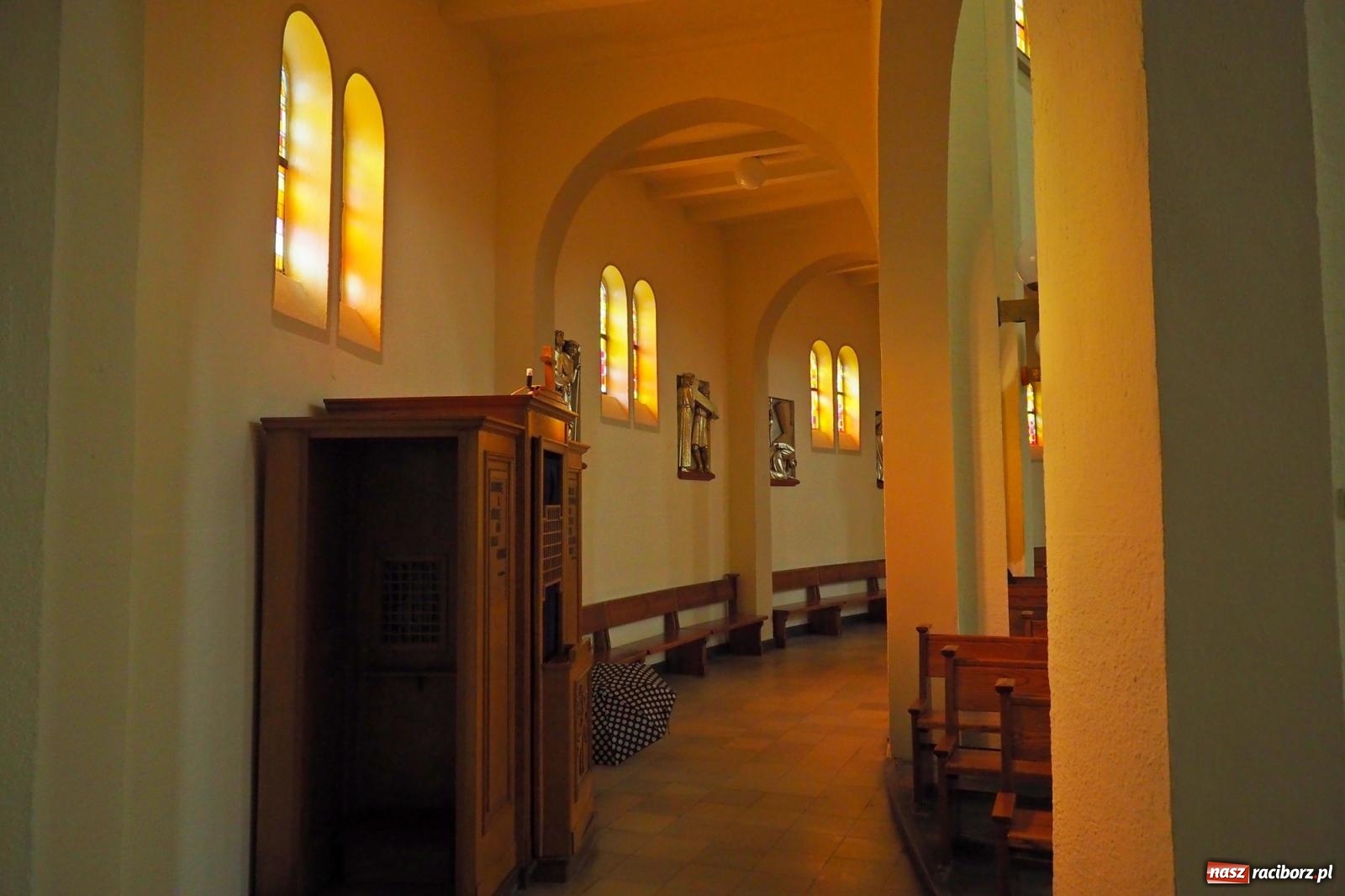 Zdjęcie w galerii na portalu naszraciborz.pl: Okrąglak w nowej odsłonie. Kościół przy Warszawskiej po malowaniu wiadomości z regionu